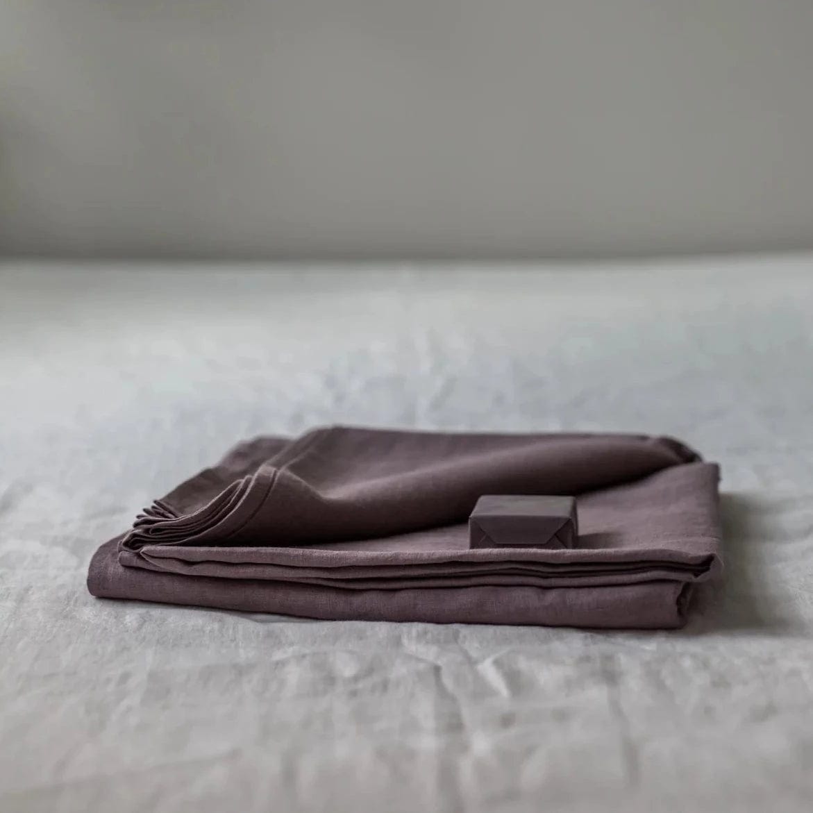 Dusty Lavender Linen Flat Bed Sheet - Queen Size 100% Natural Soft Breathable Bedding - Perfect for Cozy Bedrooms, Guest Rooms & Vacation Homes