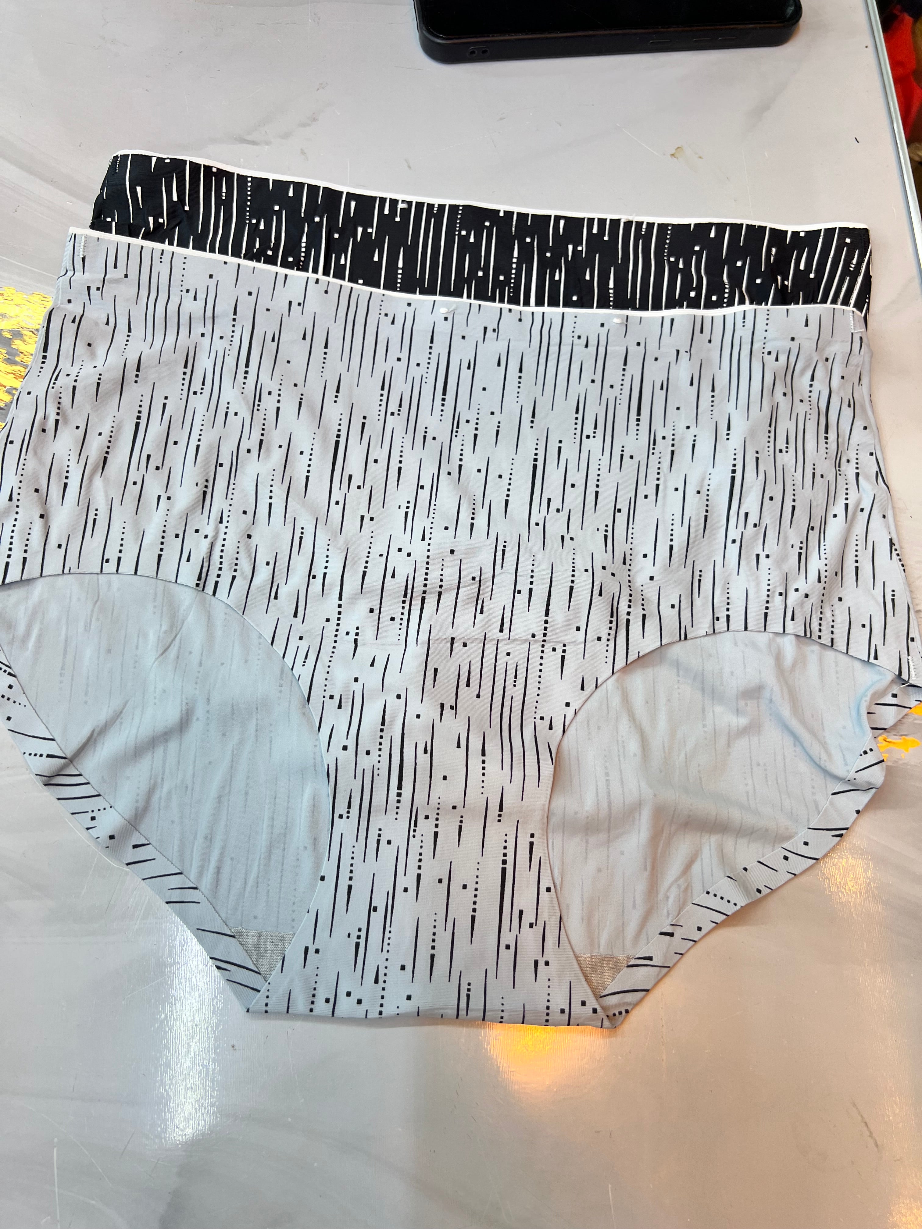 Seamless Set with Vector Prints - Stylish Matching Outfit for Women | Perfect for Casual Wear, Work, and Travel