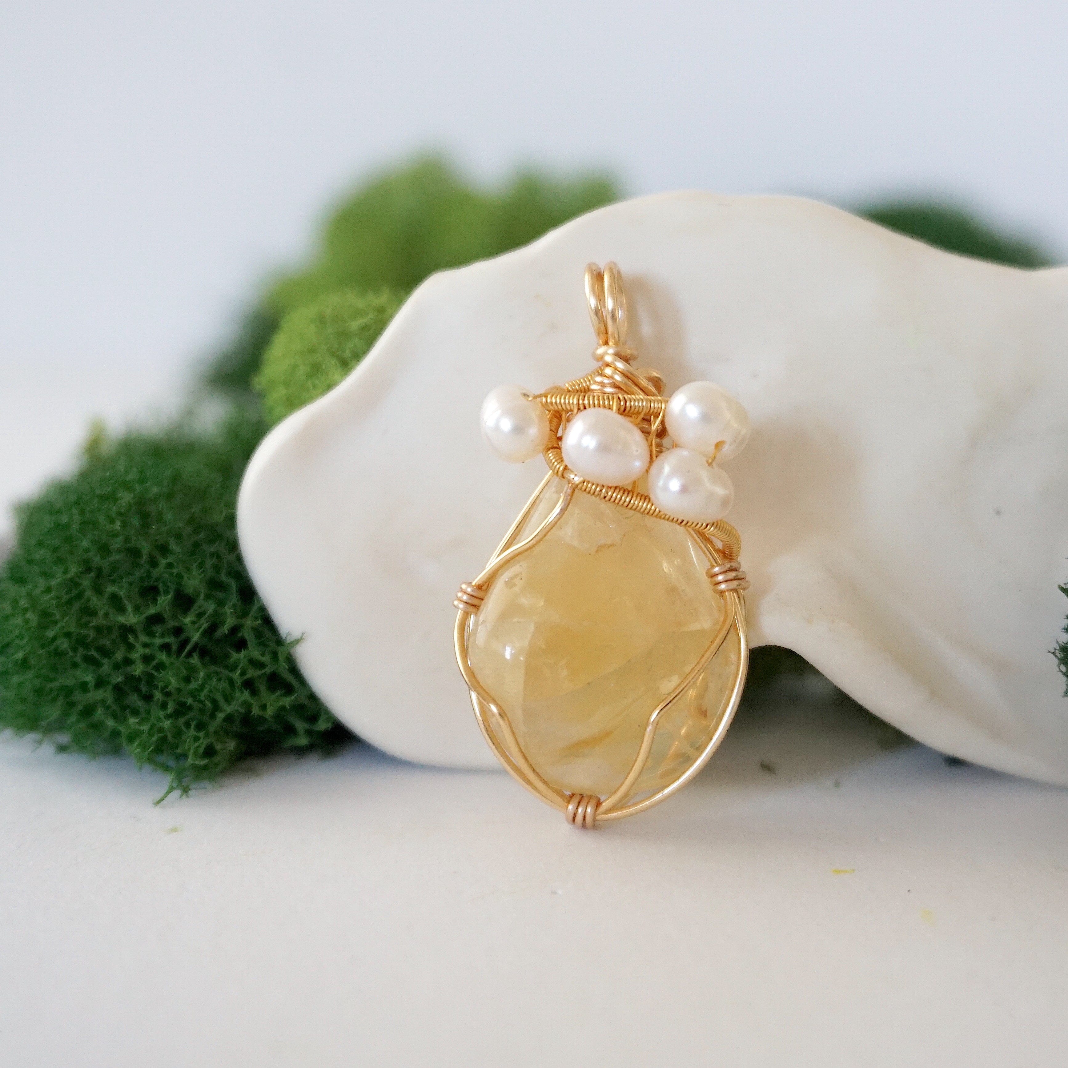Natural Raw Crystal & Pearl Necklace with Gold Plated Pendant - Elegant Boho Jewelry for Women, Perfect for Weddings, Parties & Everyday Wear