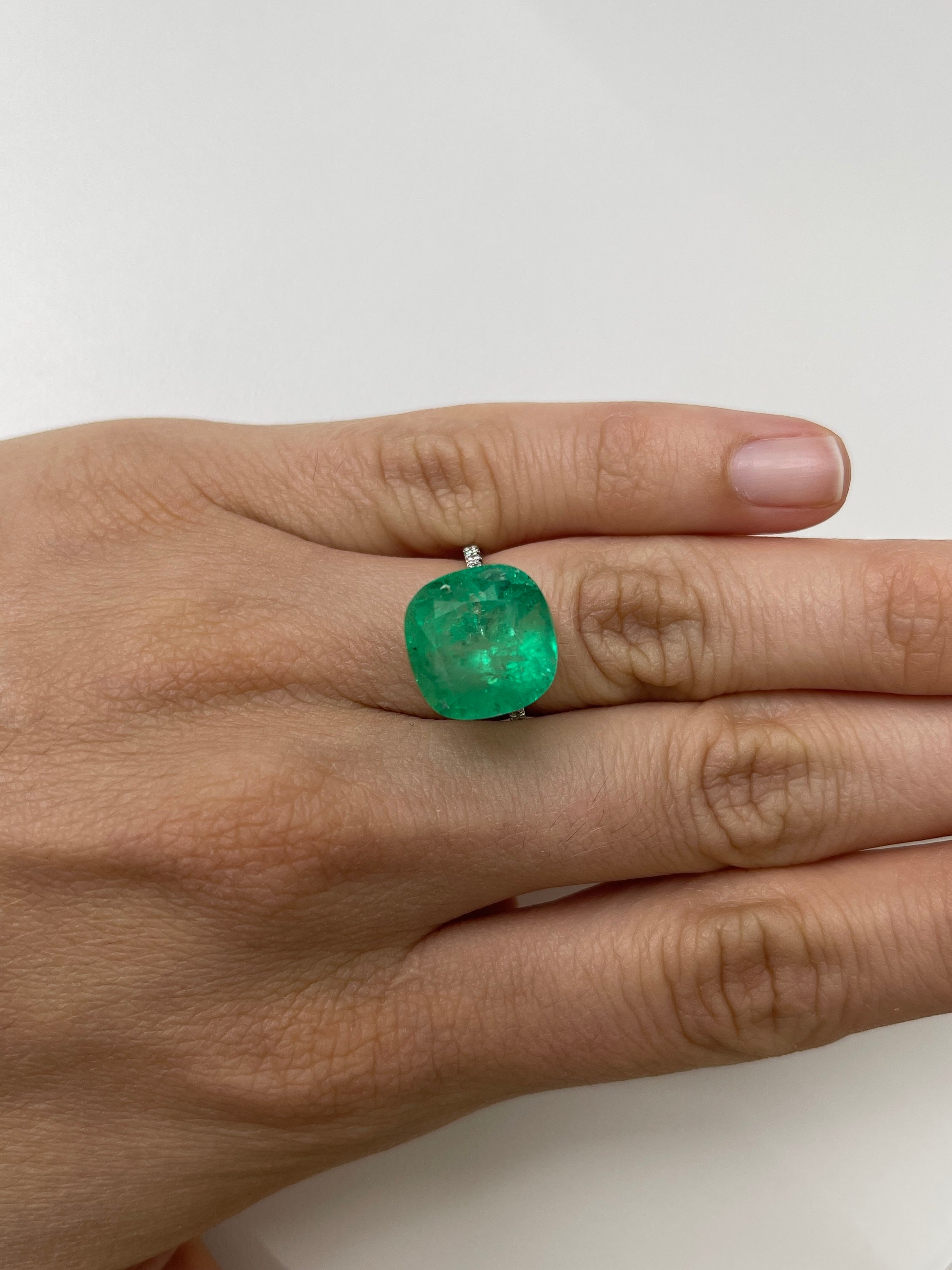 12.66 Carat Natural Colombian Emerald Gemstone - Cushion Cut 14x14mm for Jewelry Making, Engagement Rings & Luxury Gifts
