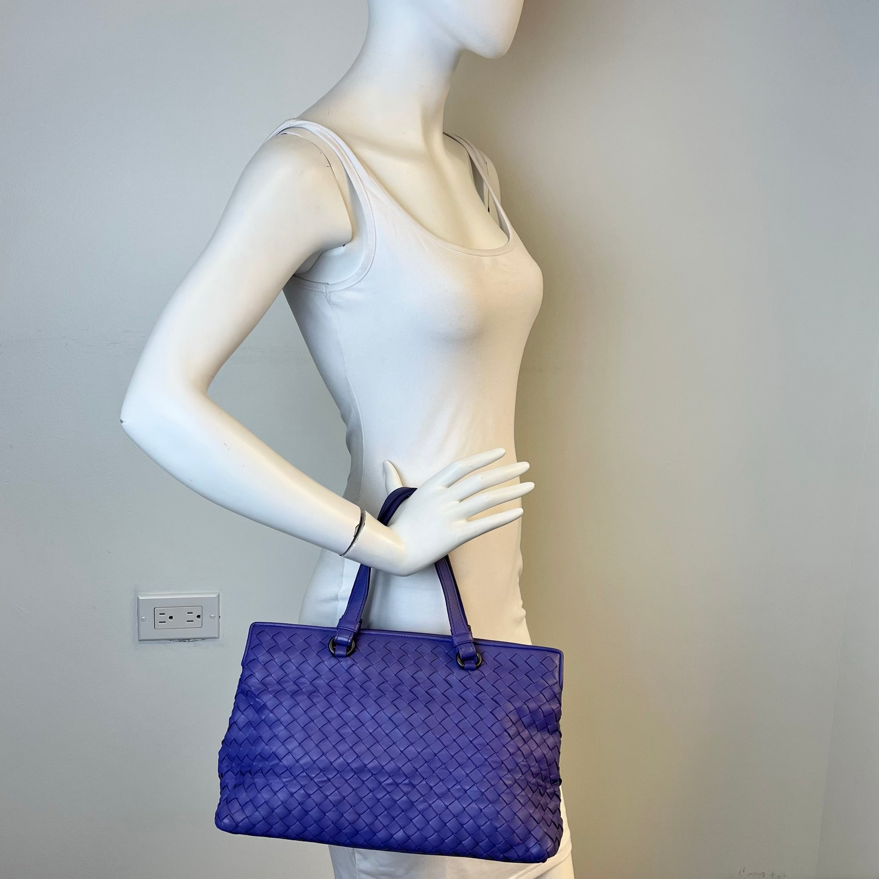 Bottega Veneta Intrecciato Leather Shoulder Bag for Women | Luxury Woven Crossbody Purse | Perfect for Work, Travel & Evening Out