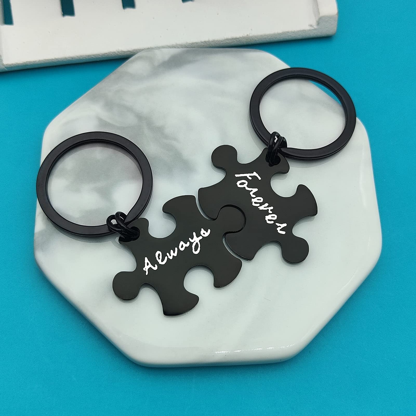 Romantic Couple Keychain Set - Perfect Valentine's Day, Christmas, Birthday & Anniversary Gift for Boyfriend, Girlfriend, Husband or Wife - Heart-Shaped Matching Keychains for Couples - Ideal for Everyday Use & Special Occasions