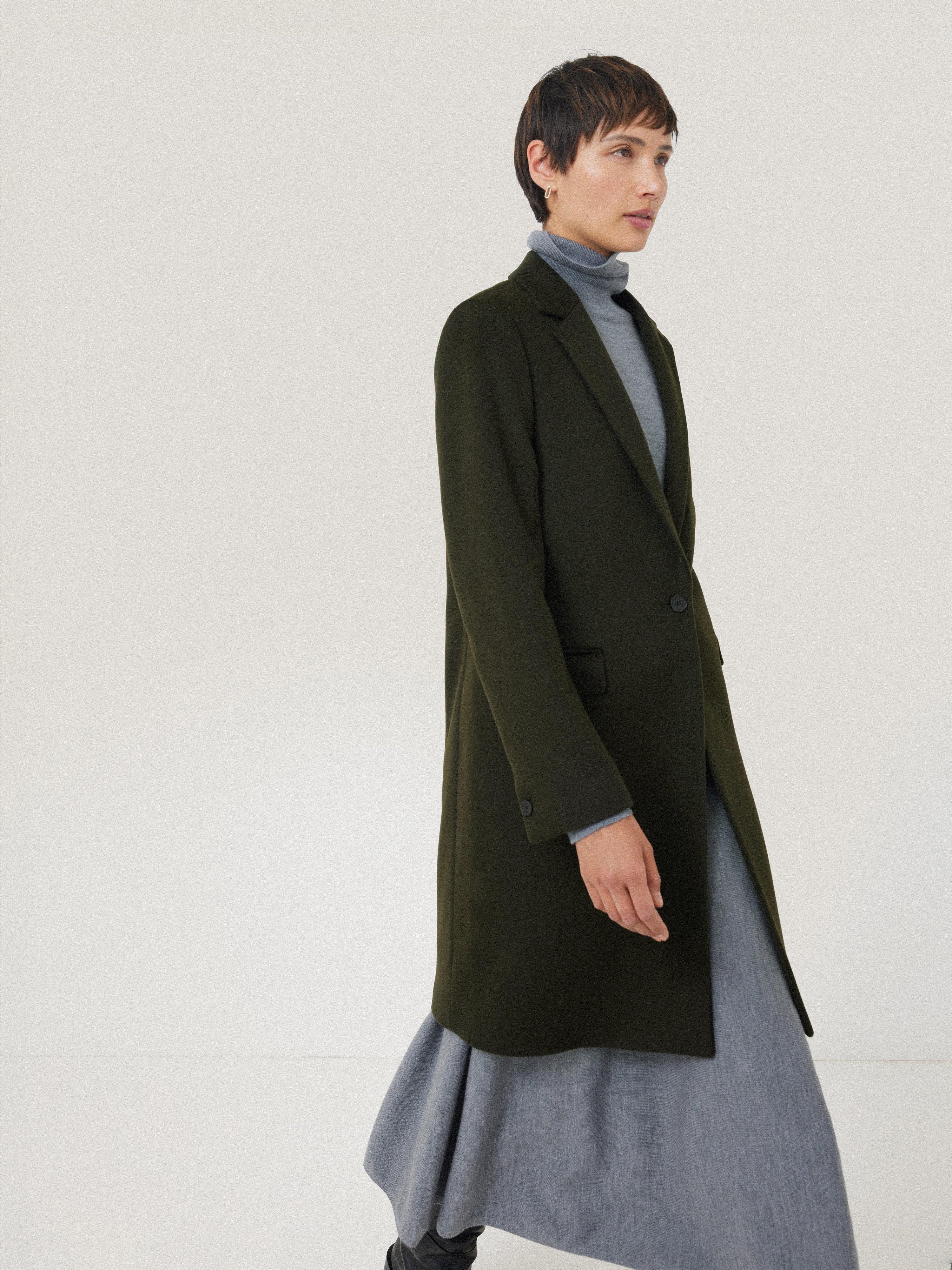 Premium Wool Relaxed City Coat for Women - Soft & Warm Green Winter Jacket - Perfect for Urban Commuting & Casual Outings