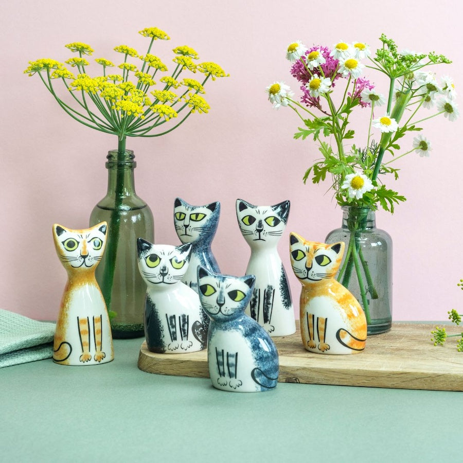 Stylish Black and White Cat Salt and Pepper Shakers Set of 4 - Perfect for Kitchen, Dining Table, and Gift Giving