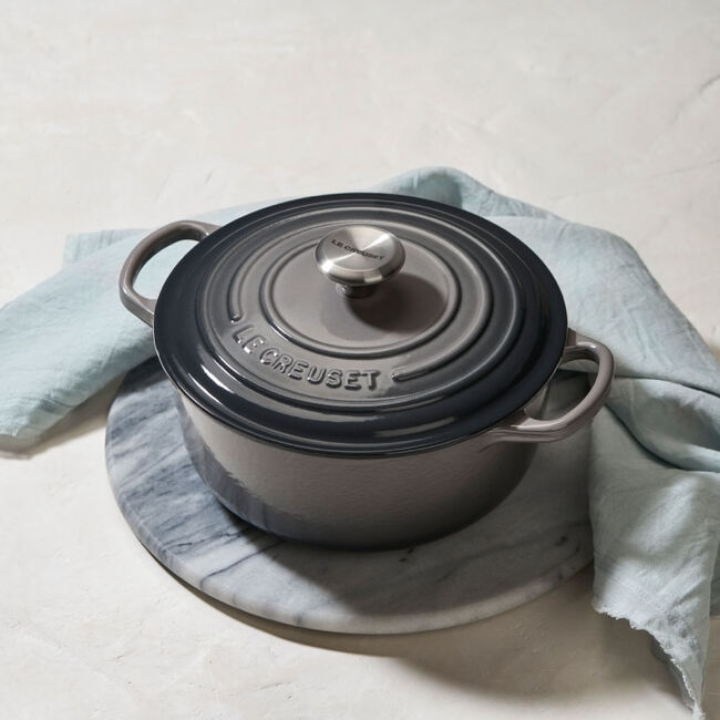 Le Creuset 5.5 Quart Round Dutch Oven - Enameled Cast Iron Cookware for Braising, Stewing & Baking - Perfect for Soups, Casseroles & Bread Making