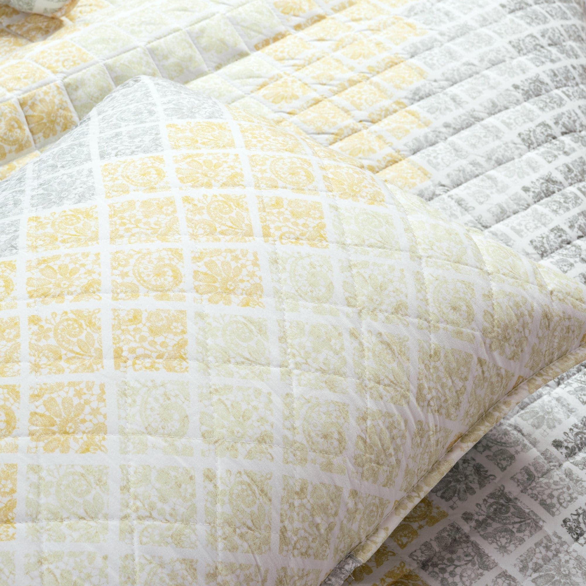 Medallion Ombre Reversible Quilt 3-Piece Bedding Set - King/Queen Size Comforter with Pillow Shams - Luxury Bedroom Decor for Modern Homes
