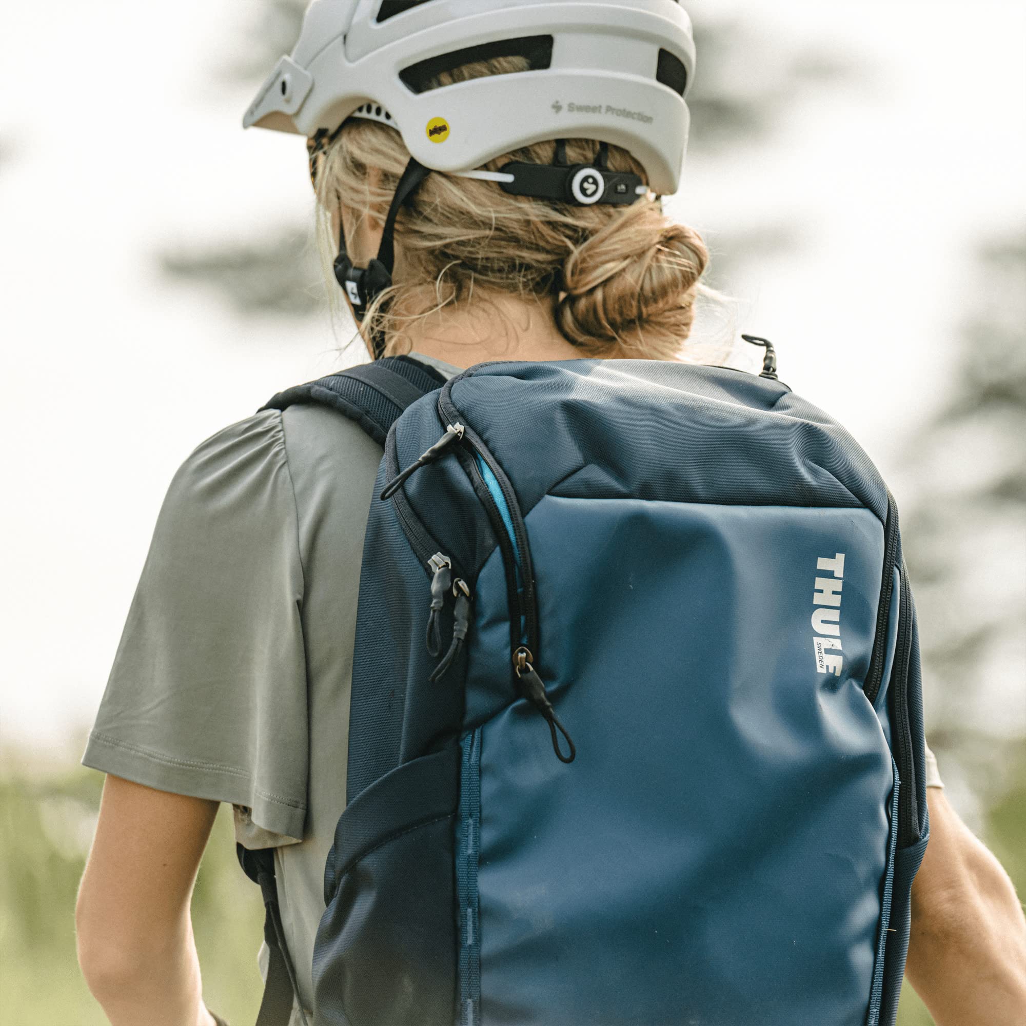 Thule Chasm 26L Waterproof Backpack - Durable Travel & Hiking Daypack for Men & Women - Perfect for Outdoor Adventures, Commuting & Daily Use (Poseidon Blue)