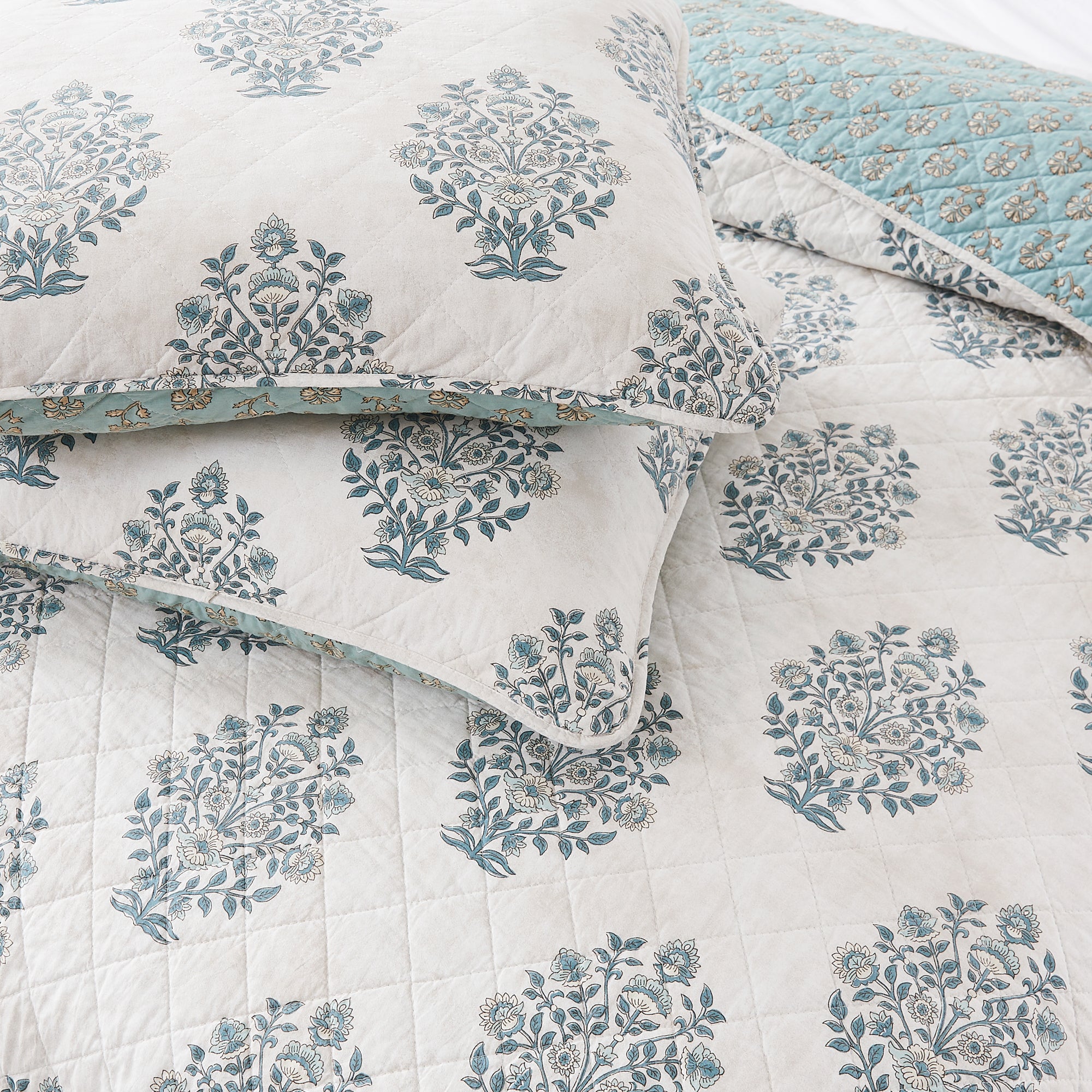 Sofia Flower Block Bouquet Reversible Cotton Quilt 3-Piece Set - Soft Bedding Comforter for Master Bedroom, Guest Room & Dorm Decor