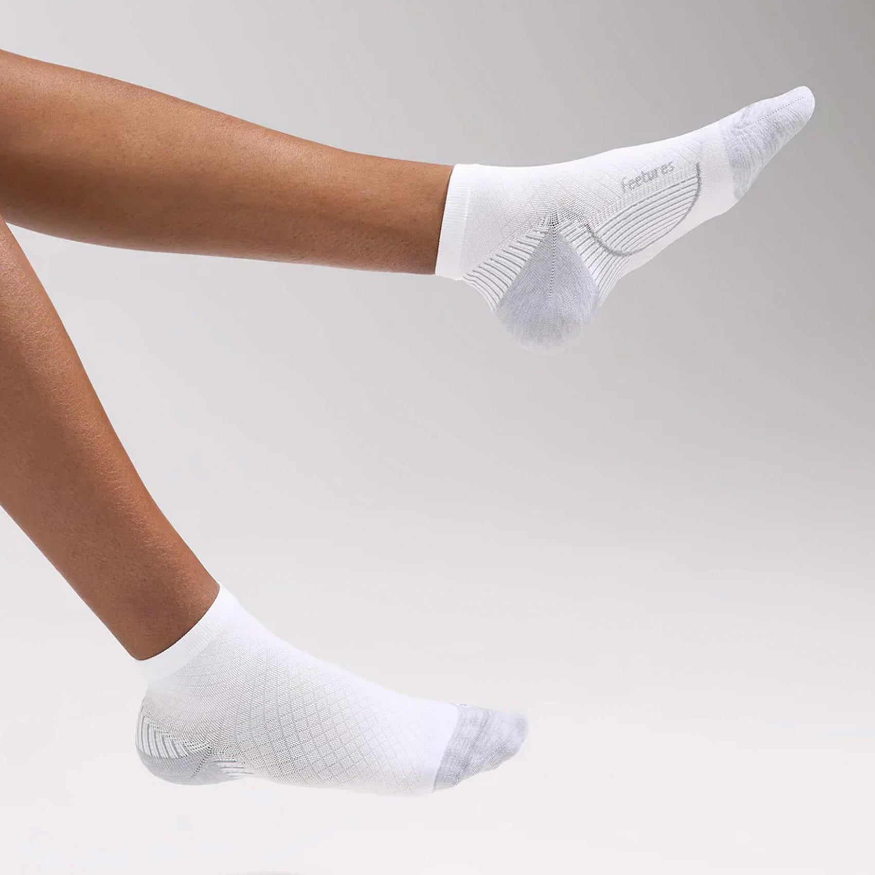 Feetures UltraLight Compression Socks for Plantar Fasciitis Relief - Quarter Length, White - Perfect for Running, Hiking & Everyday Comfort