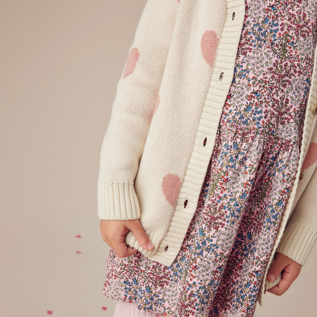 Stylish Long Cardigan with Heart Design - Cozy & Elegant for Fall & Winter - Perfect for Layering, Office Wear & Casual Outfits