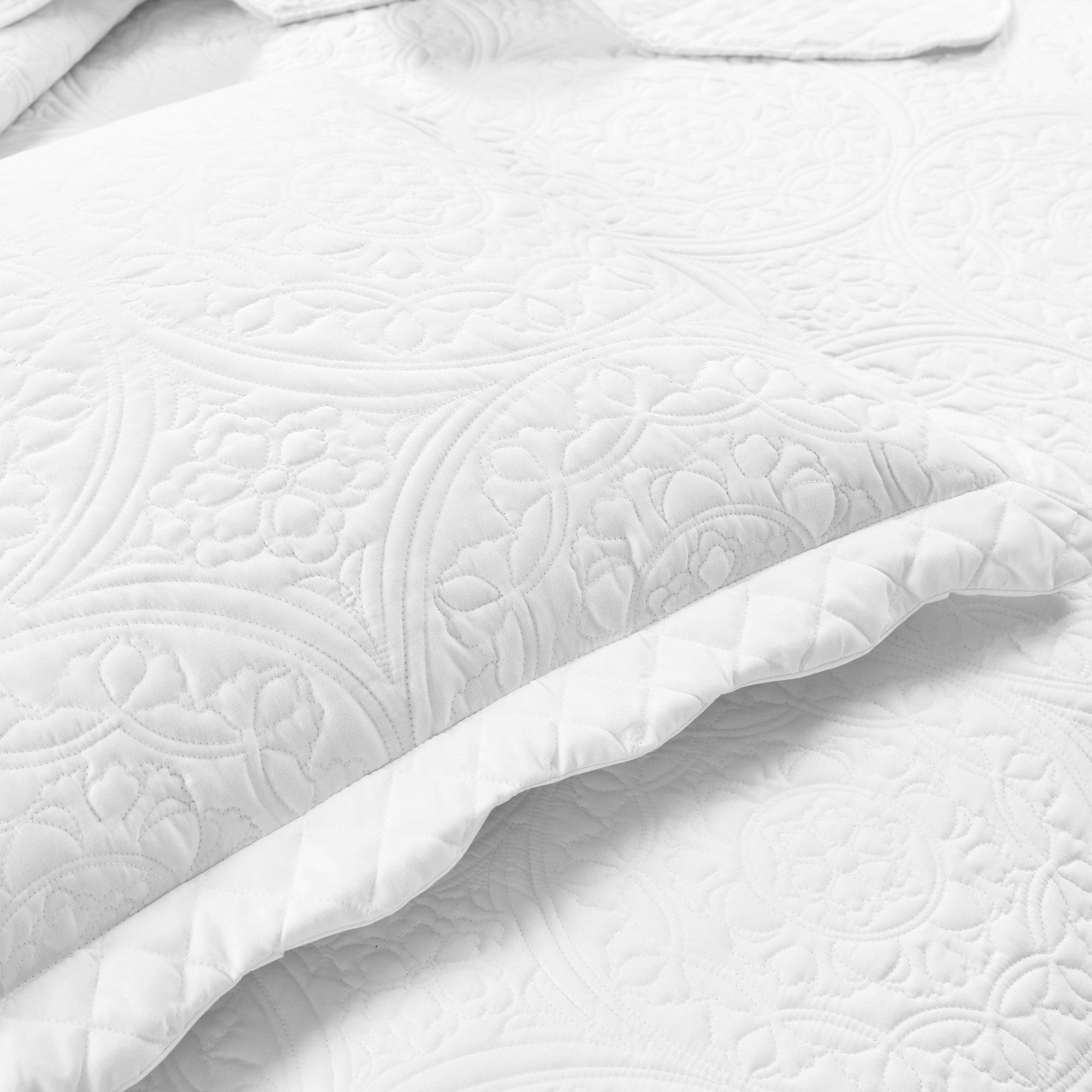 Medallion Scalloped Edge Oversized Bedspread Set - King Size Luxury Bedding with Embroidered Design for Master Bedroom, Guest Room & Hotel Decor