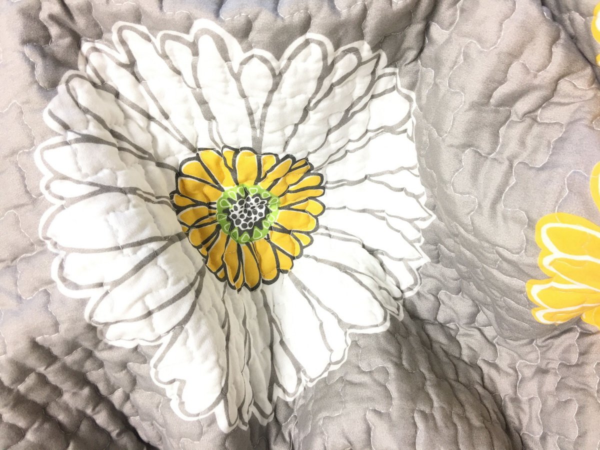 Hypoallergenic Polyester Microfiber 3-Piece Quilt Set - Full/Queen Size Gray with White & Yellow Sunflower Design | Soft Bedroom Bedding for Cozy Sleep & Home Decor