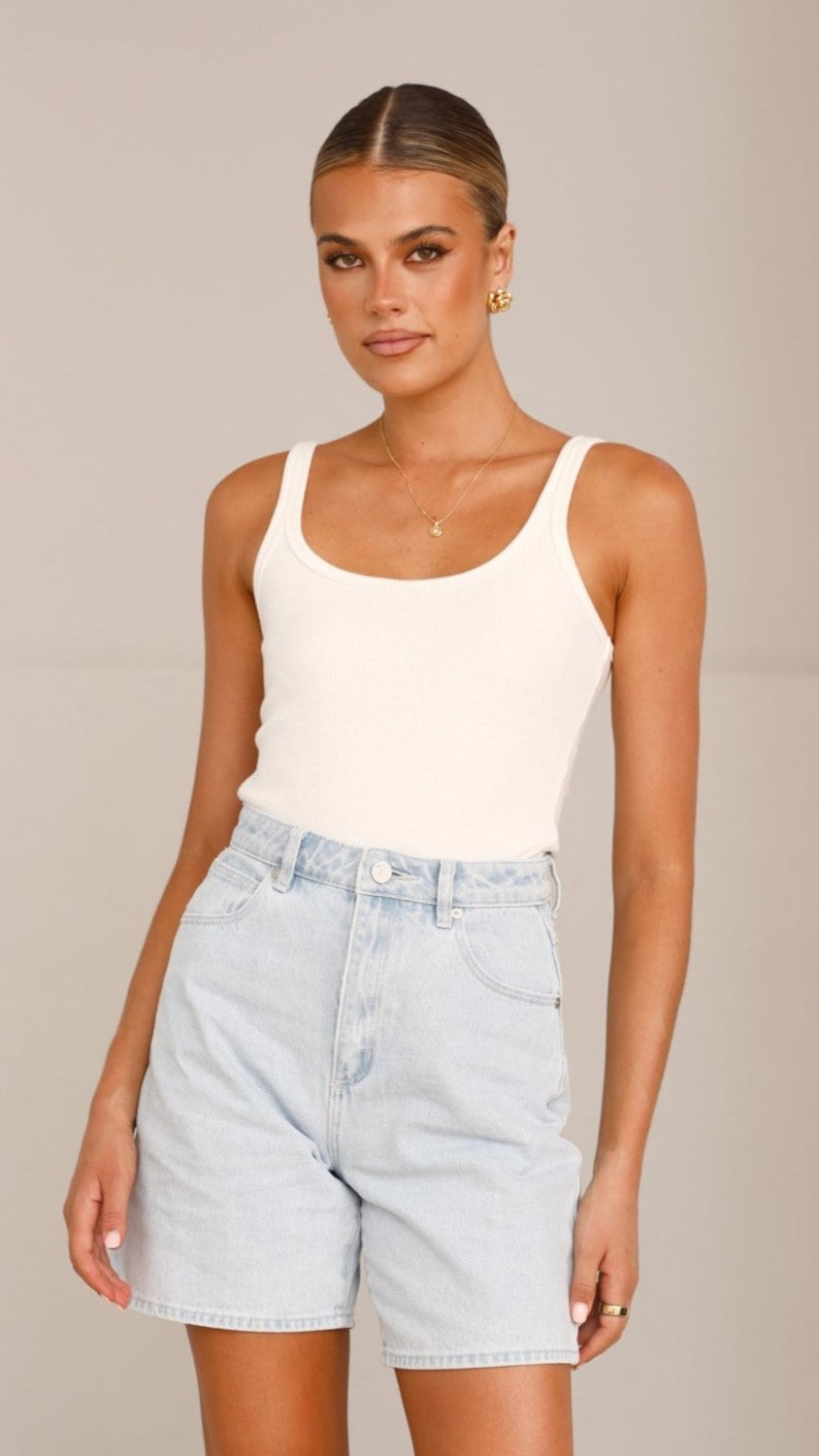 Abrand Carrie Short Kate - Stylish Women's Denim Shorts for Summer | Perfect for Casual Outings, Beach Trips & Streetwear Fashion