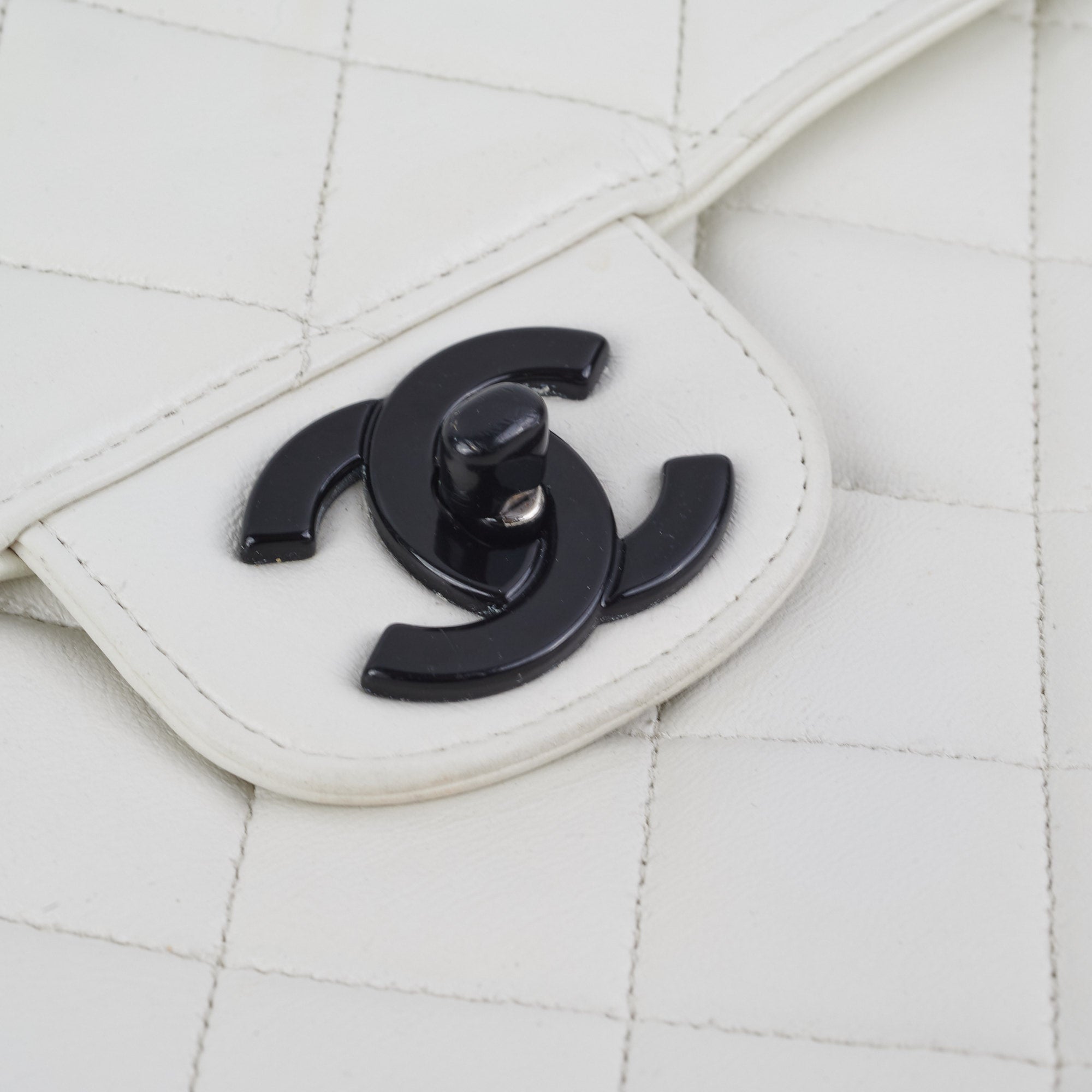 Chanel Matelasse Quilted Leather Shoulder Bag in White - Luxury Crossbody Purse for Women, Perfect for Date Night & Evening Events