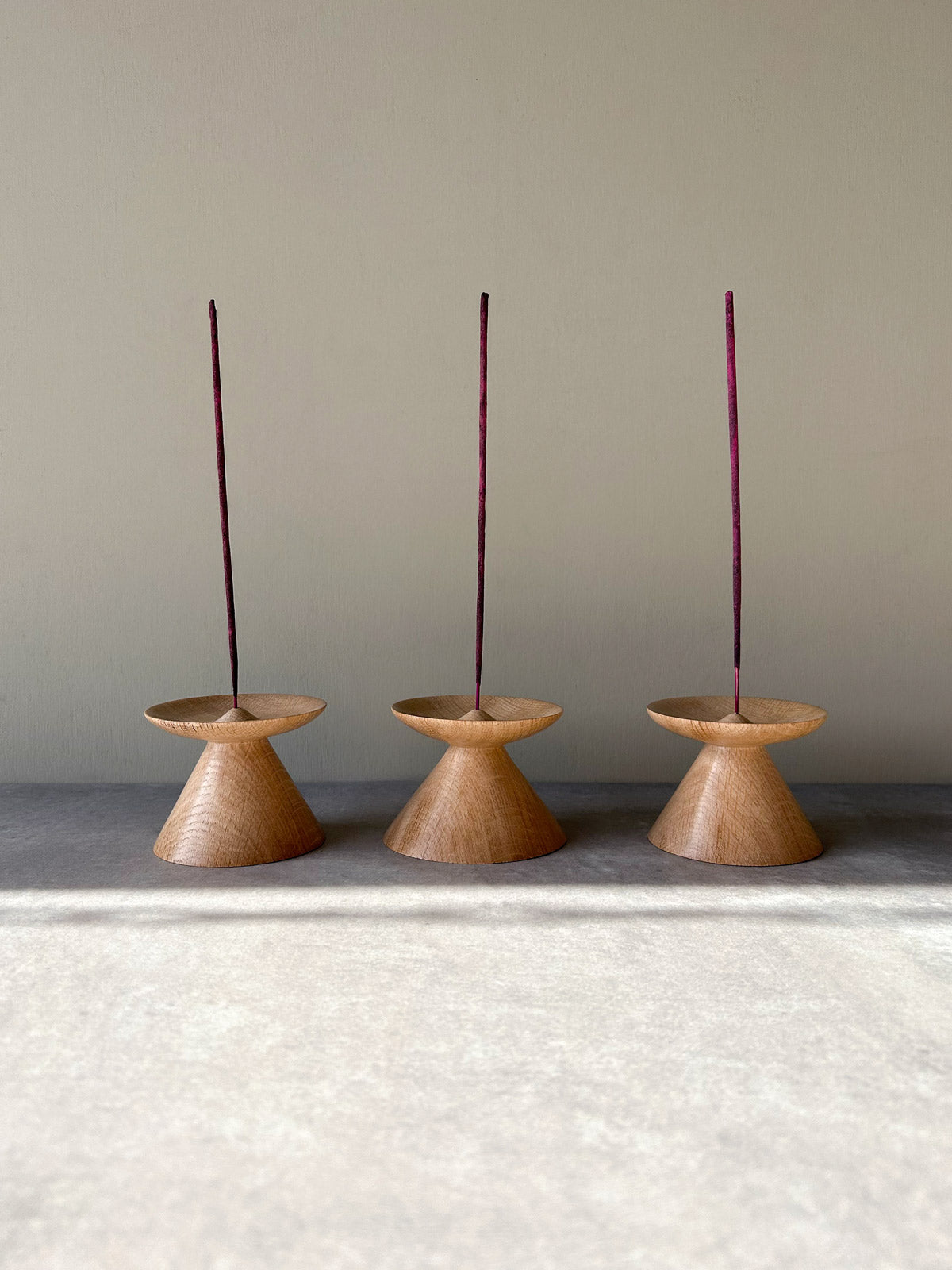 Handmade Scottish Oak Incense Holder with Solar Power - Natural Wood Aromatherapy Burner for Meditation, Yoga & Home Decor