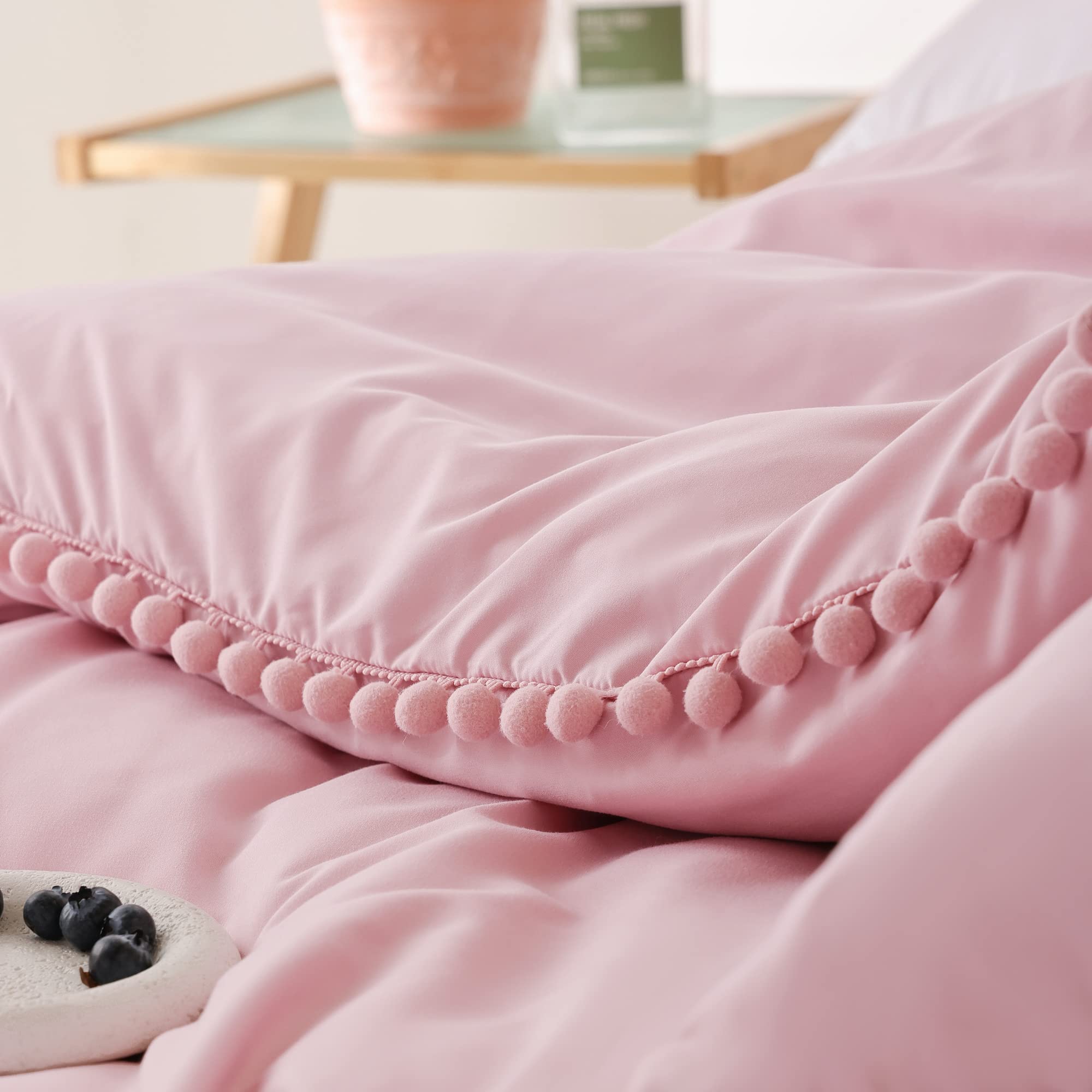 YIRDDEO Queen Comforter Set with Pom Fringe - 3 Piece Soft Bedding for All Seasons in Dust Pink, Perfect for Master Bedroom Decor