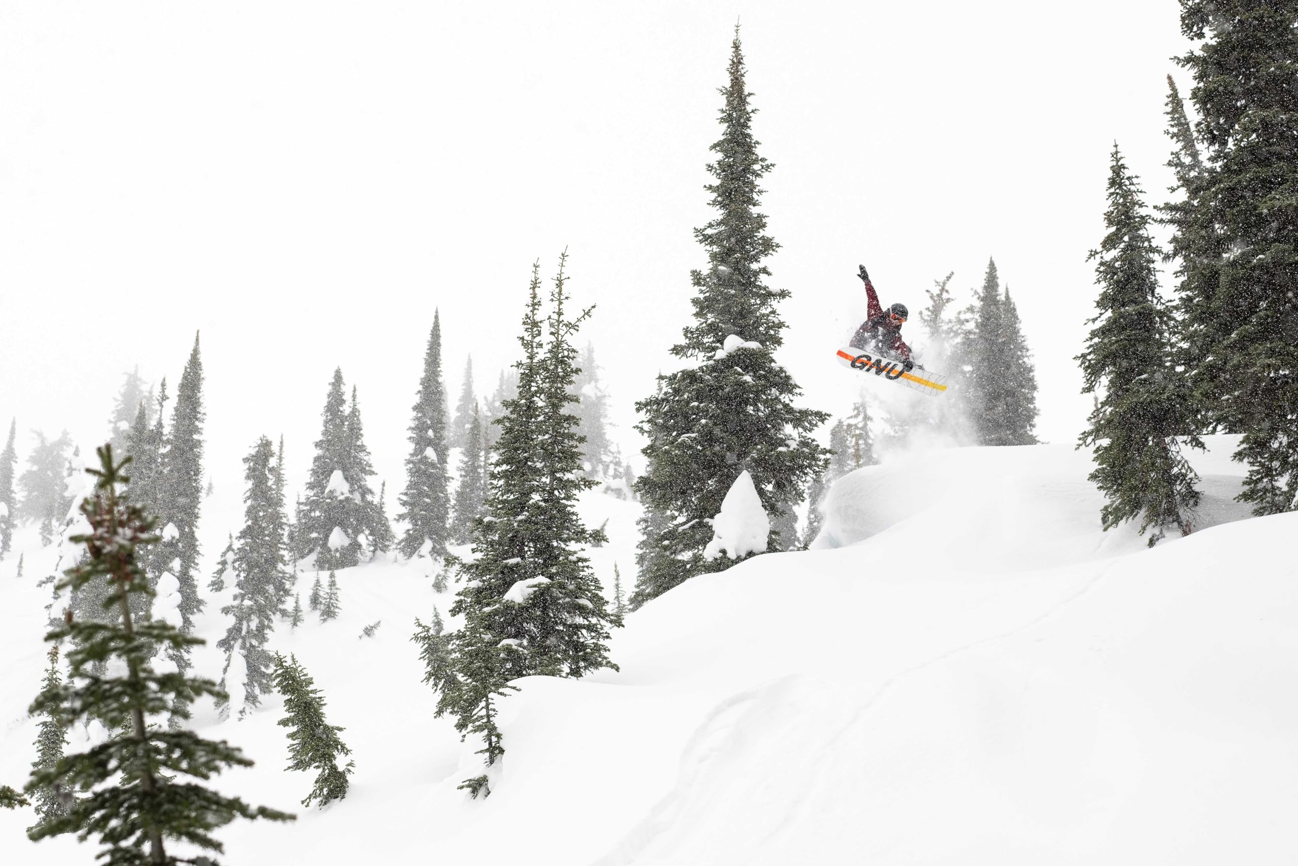 Gnu Antigravity Men's Snowboard - All-Mountain Freestyle Snowboard for Powder & Park Riding | Perfect for Backcountry & Resort Adventures