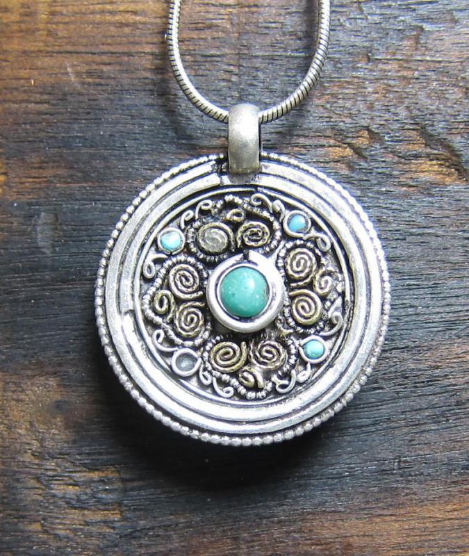 Stunning Heavy Coin Pendant Necklace for Men & Women - Vintage Large Metal Medallion Jewelry - Perfect for Casual Wear, Layering & Gift Giving