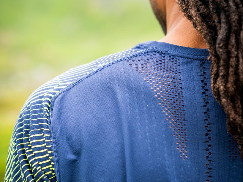 Compressport Men's Running Short Sleeve T-Shirt - Navy & Pink Performance Shirt for Marathon & Triathlon Training - AM00128B_538 | Ideal for Road Racing, Gym Workouts & Outdoor Sports