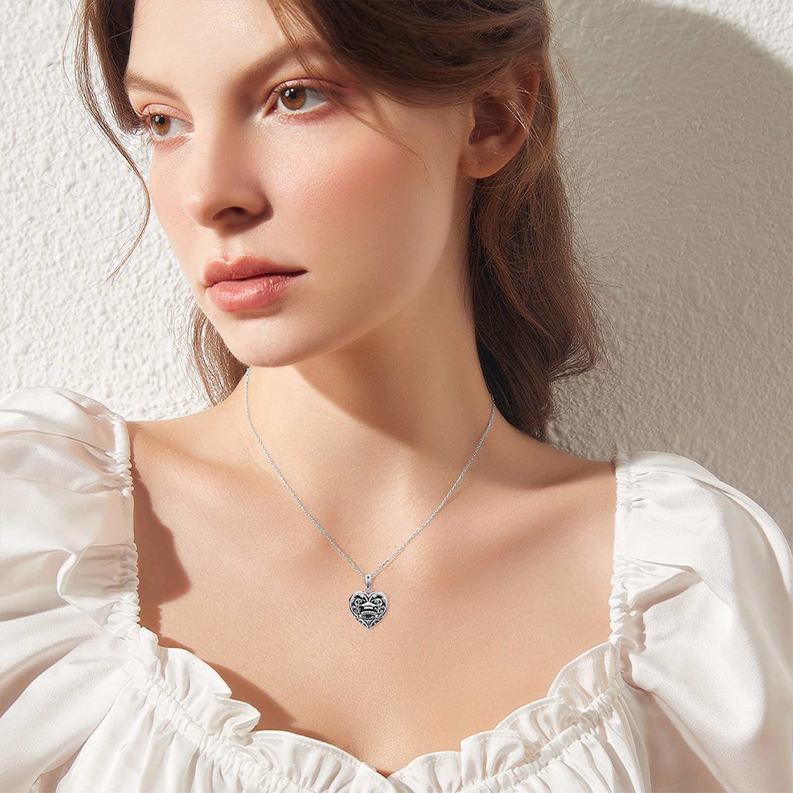 SOULMEET Heart Shaped Class of 2021 Graduation Locket Necklace - Holds 2 Photos, Graduation Cap Pendant - Perfect Graduation Gift for Her, Daughter, Friend | Ideal for Commencement Ceremonies, Graduation Parties & Memory Keepsakes