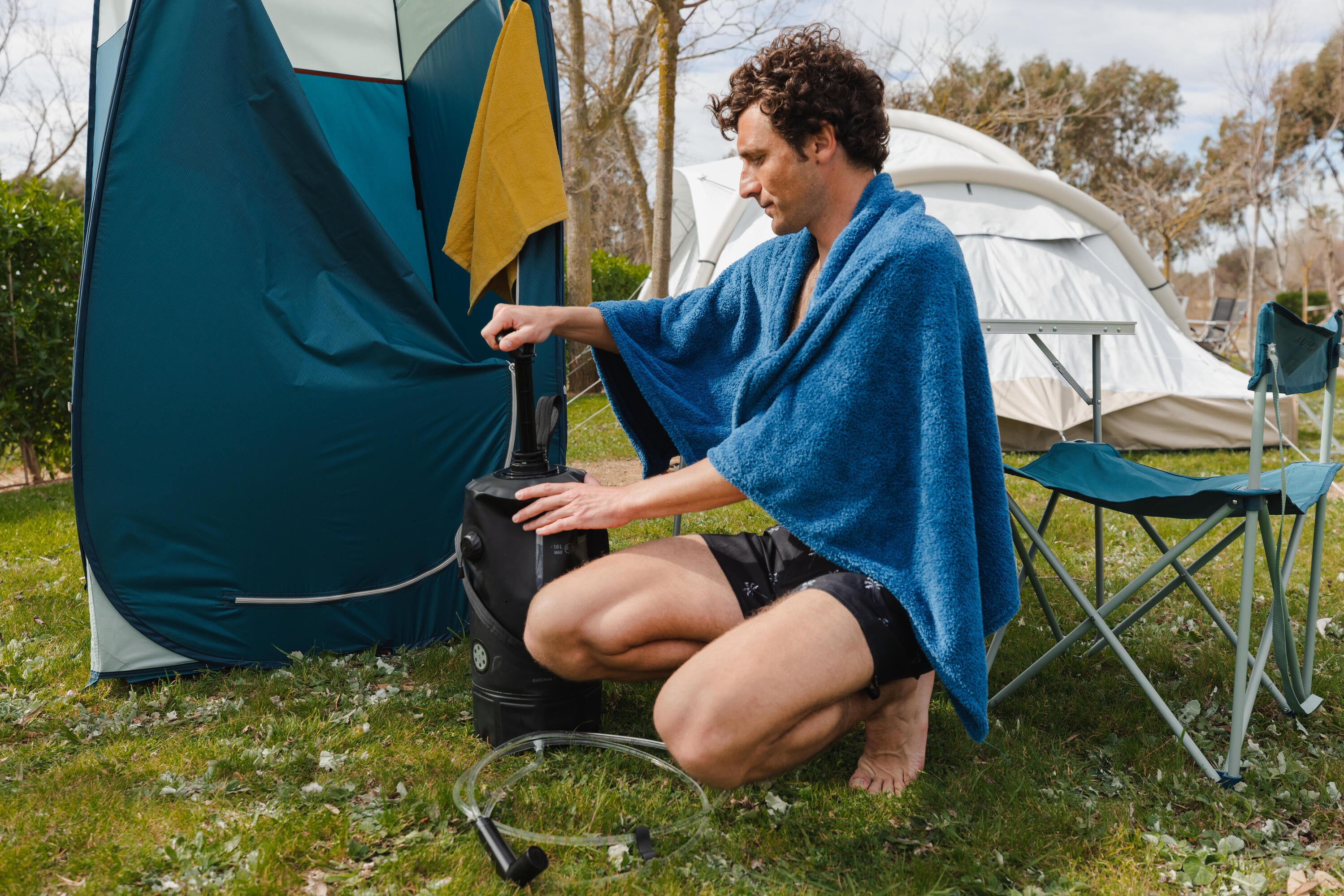 Quechua 10L Solar Pressure Camping Shower - Portable Outdoor Shower for Hiking, Backpacking & RV Trips - Perfect for Camping, Beach & Emergency Use