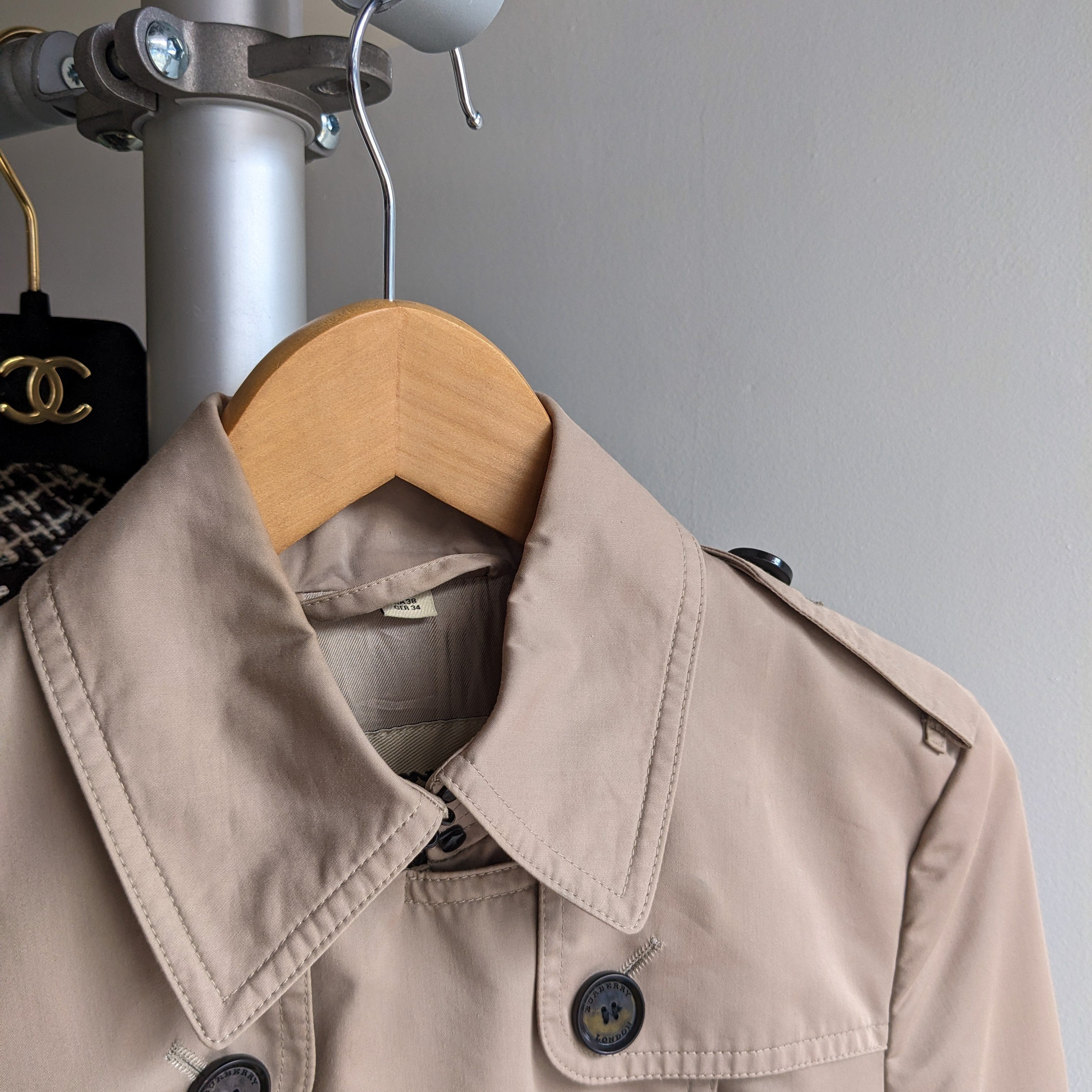 Burberry Beige Gabardine Canvas Trench Coat for Women | Size IT38 / US4 | Classic Waterproof Raincoat for Office, Travel & Formal Occasions