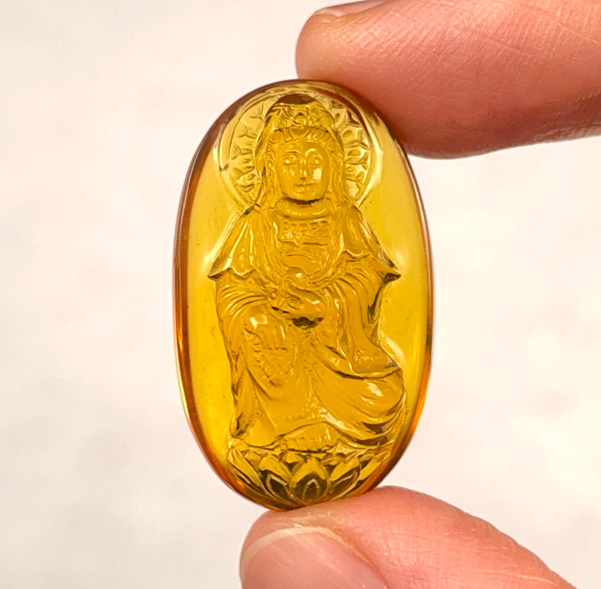 AMBER Crystal Kuan Yin Statue - Hand Carved Buddhist Goddess Sculpture, Spiritual Home Decor, Feng Shui Gift for Housewarming, Healing Crystals for Meditation & Positive Energy | Perfect for Altars, Yoga Spaces & Holistic Healing Rooms