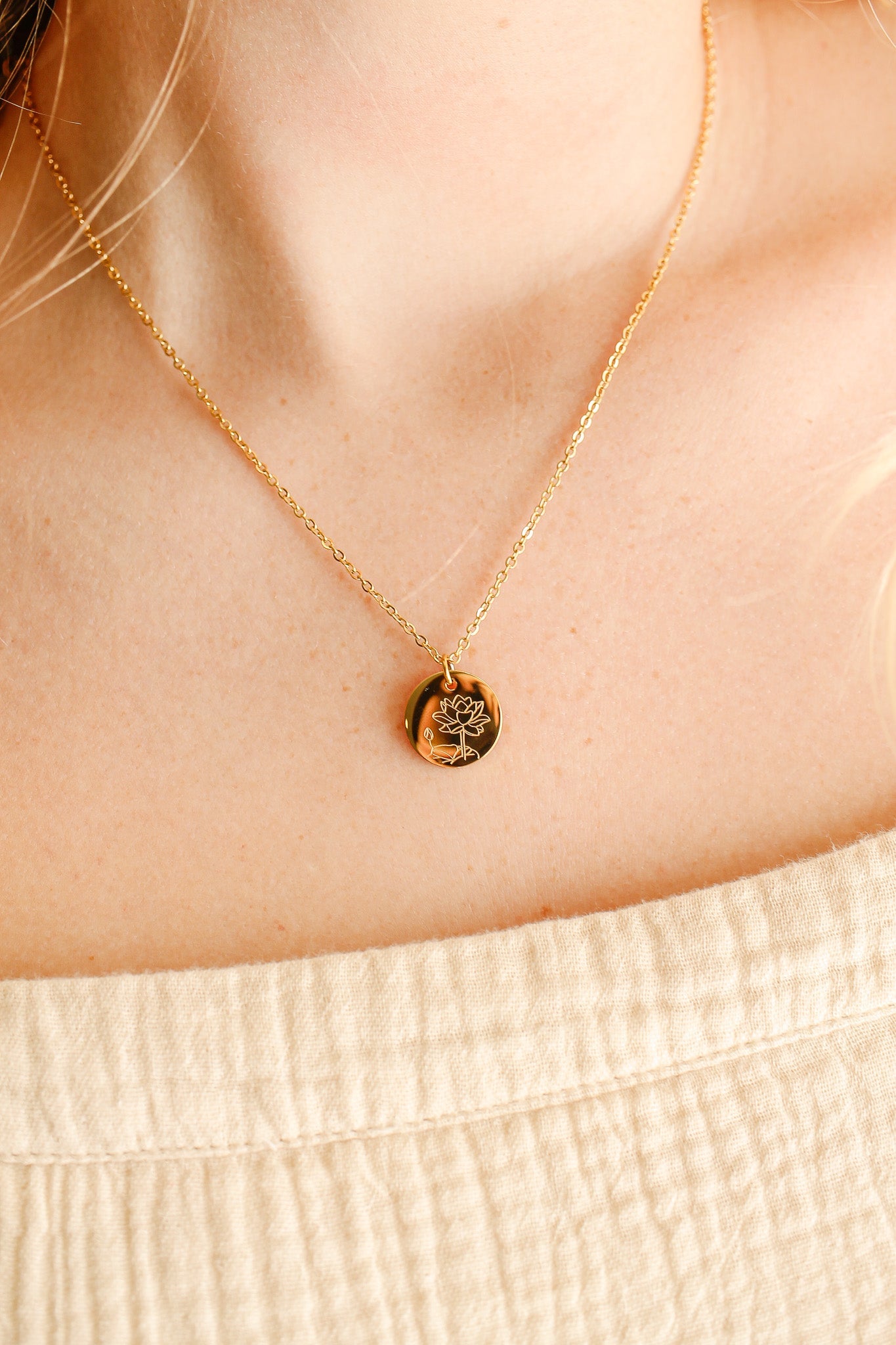 Gold Birth Flower Necklace - Personalized Floral Jewelry Gift for Women - Perfect for Birthdays, Anniversaries & Mother's Day