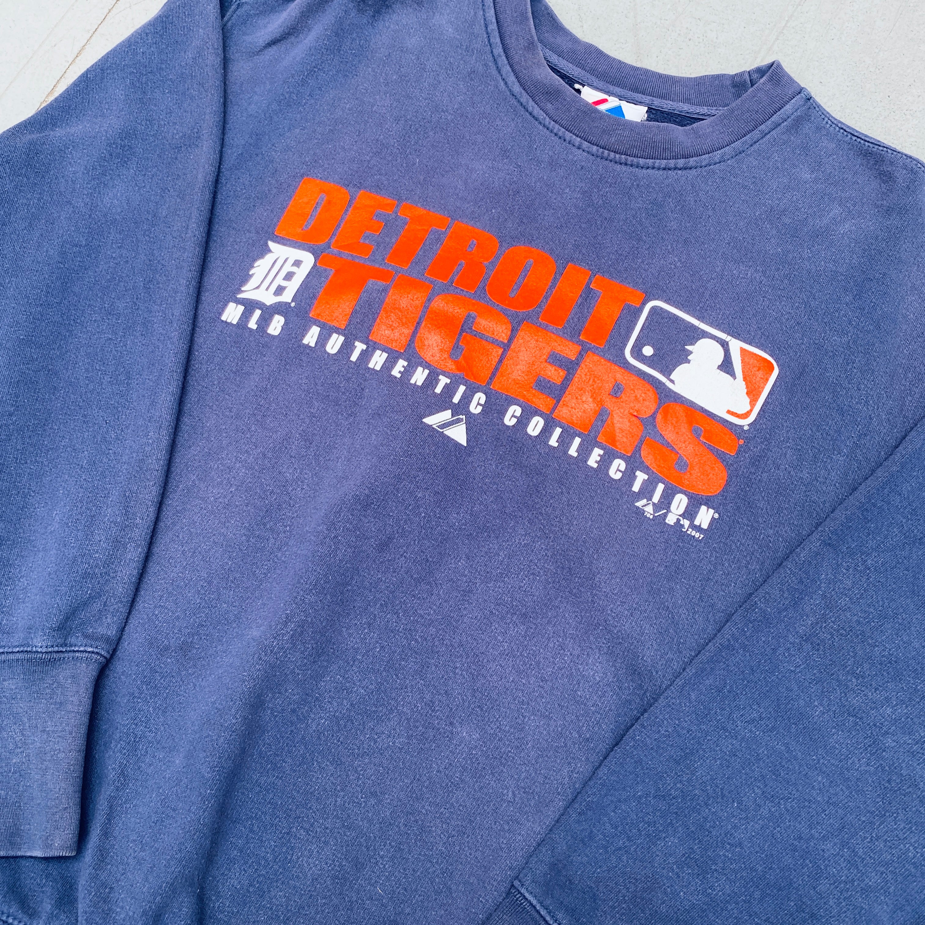 Detroit Tigers Majestic Graphic Spellout Sweatshirt (Large) - Vintage 2000s MLB Fan Gear for Game Day & Casual Wear