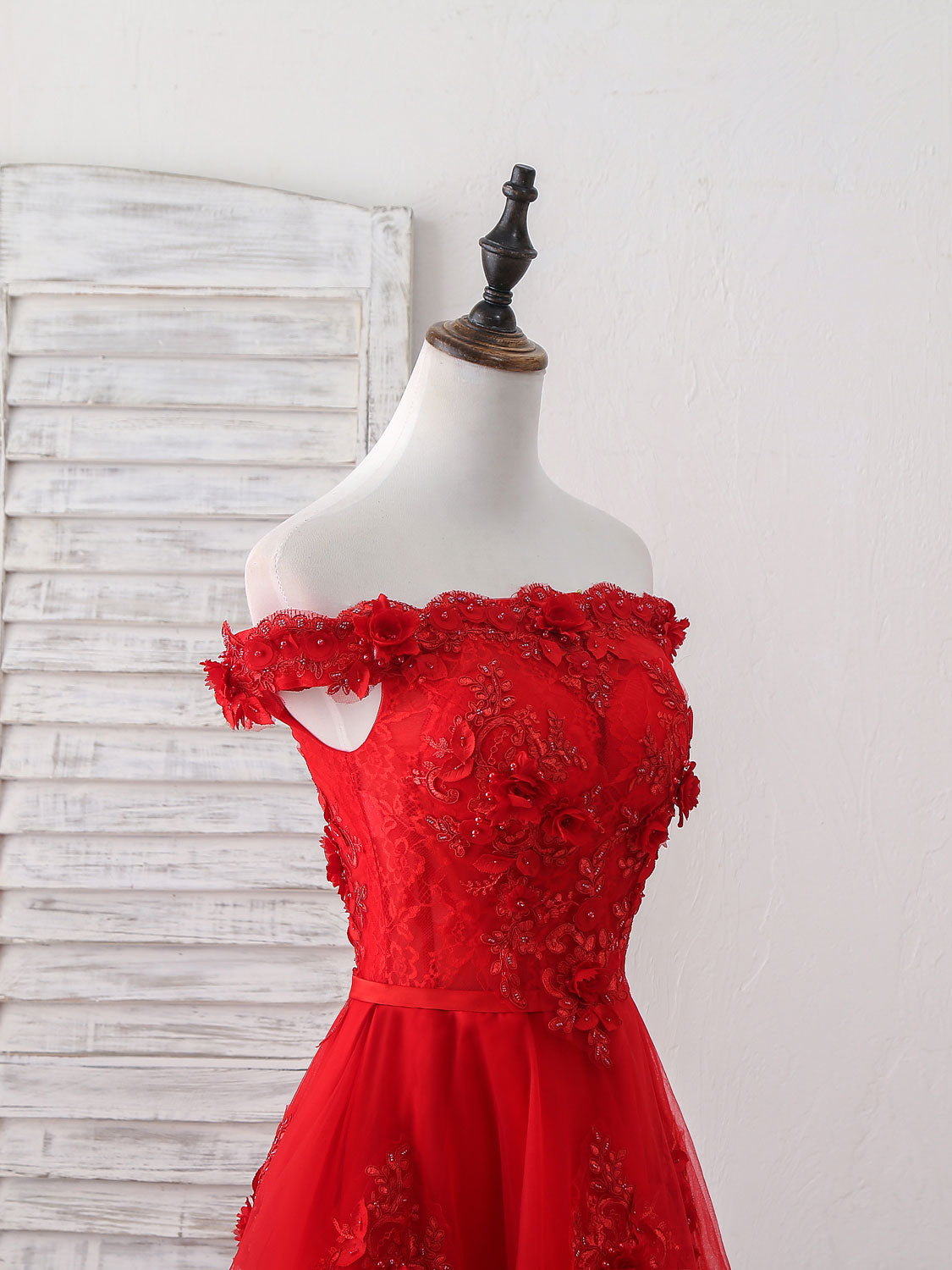 Elegant Red Tulle Lace Off-Shoulder Short Prom Dress for Homecoming, Party, and Special Occasions | Flirty A-Line Mini Dress for Dances and Formal Events