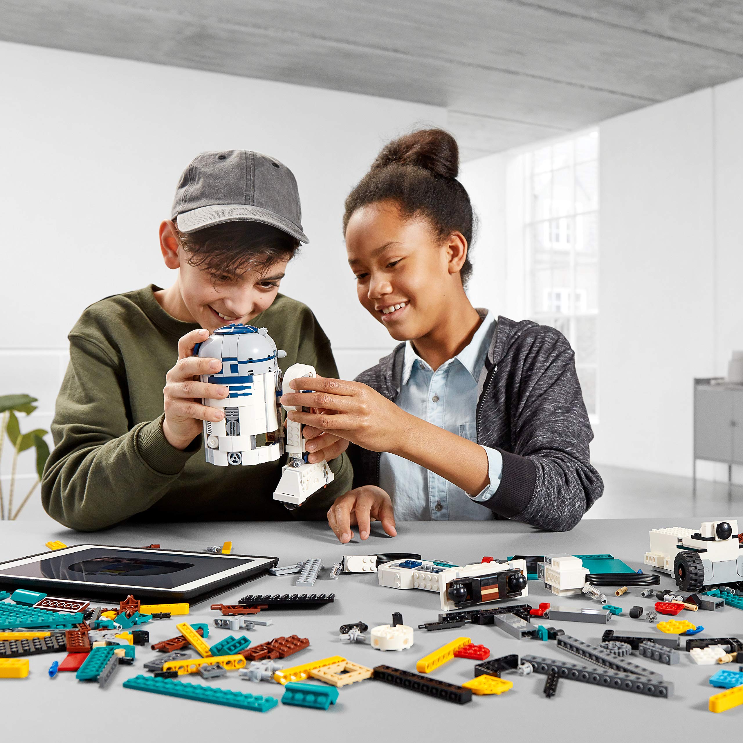 LEGO 75253 Star Wars Boost Droid Commander - Interactive Programmable Droid Toys with App Control, Build 3 Star Wars Robots (R2-D2, Gonk Droid, Mouse Droid) | Perfect for Kids' STEM Learning & Star Wars Fans Collection