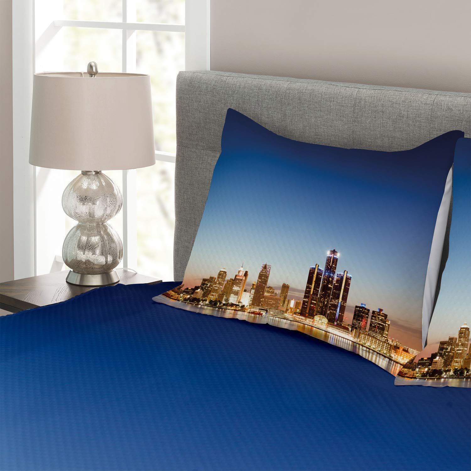 Ambesonne Detroit Bedspread Set - 3 Piece Queen Size Bedding with Michigan Skyline at Twilight Design, Waterfront Cityscape Print, Includes Coverlet & 2 Pillow Shams - Perfect for Home Decor, Guest Rooms, and Travel-Themed Bedrooms