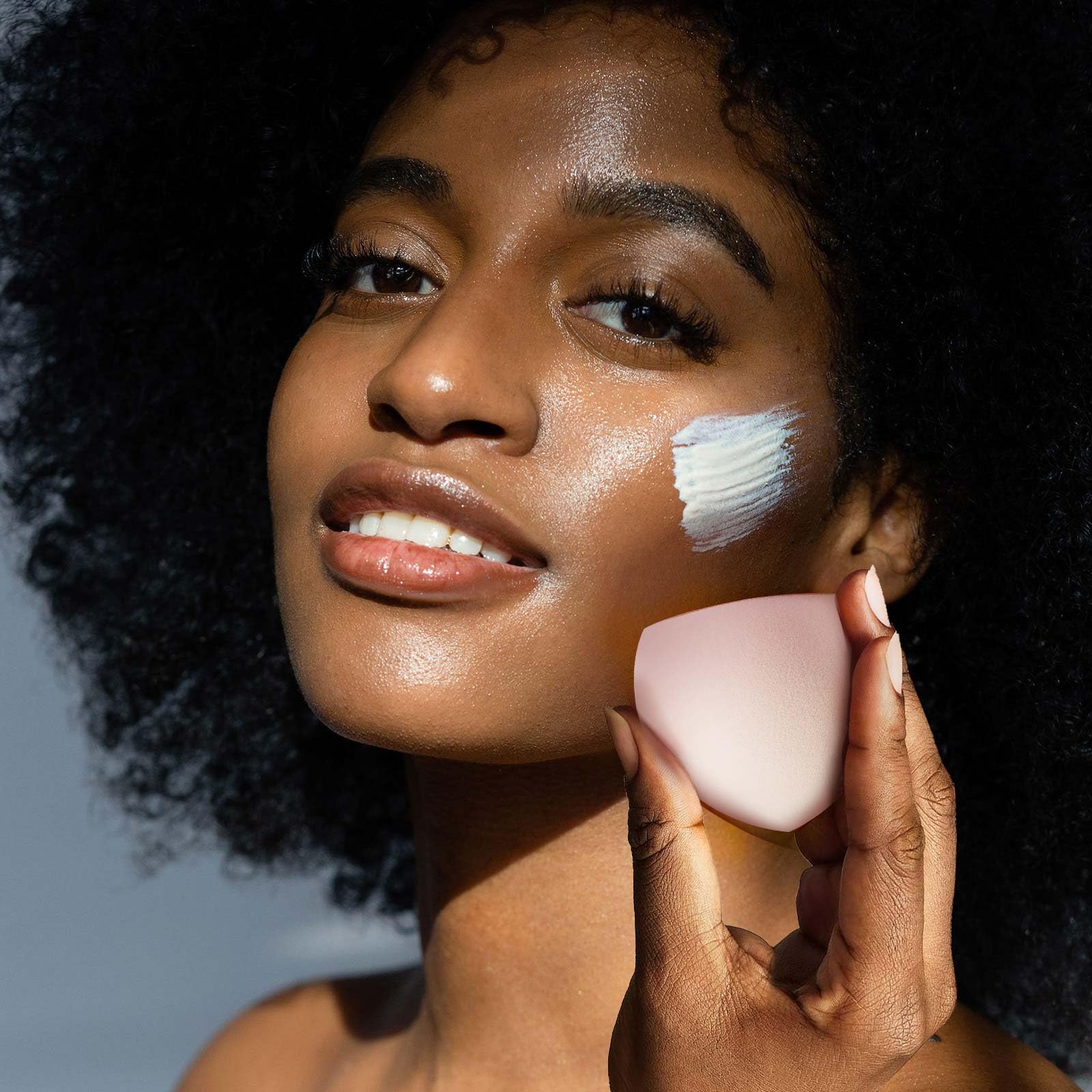 Beauty Blender Makeup Sponge - 1 Count, Latex-Free & Cruelty-Free Vegan Makeup Sponge for Liquid Foundation, Powder & Cream - Peach Shape for Flawless Blending - Perfect for Everyday Makeup & Professional Use
