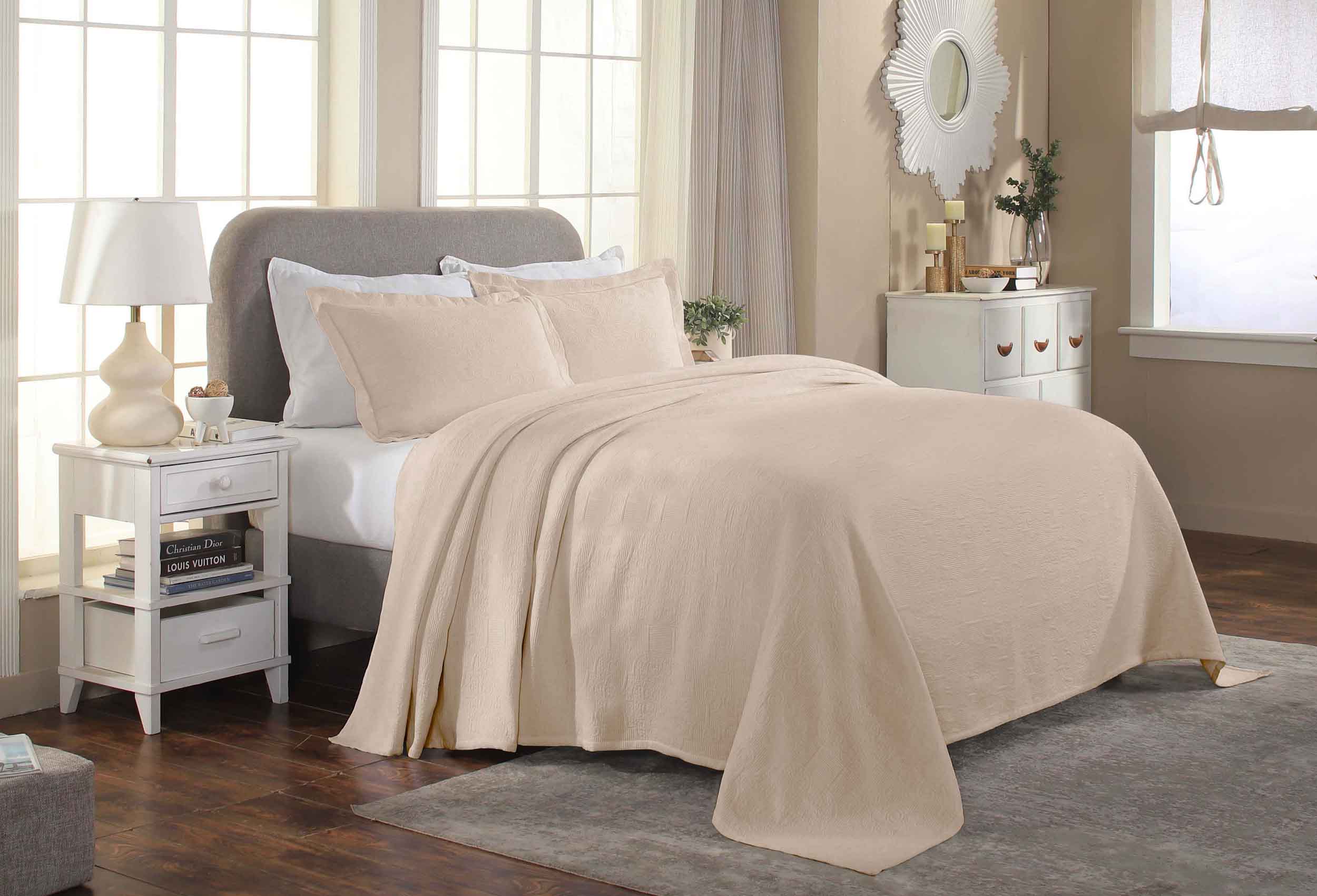 Florin Cotton Matelassé Jacquard Bedspread Set with Scrolling Medallion Design - Luxury Queen/King Size Bedding for Master Bedroom, Guest Room & Hotel Decor