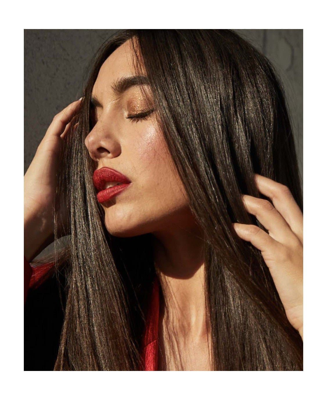 Best Smoothing Spray for Frizz Control & Shine - Tames Flyaways & Adds Luster for Salon-Quality Hair at Home - Perfect for Daily Styling & Heat Protection