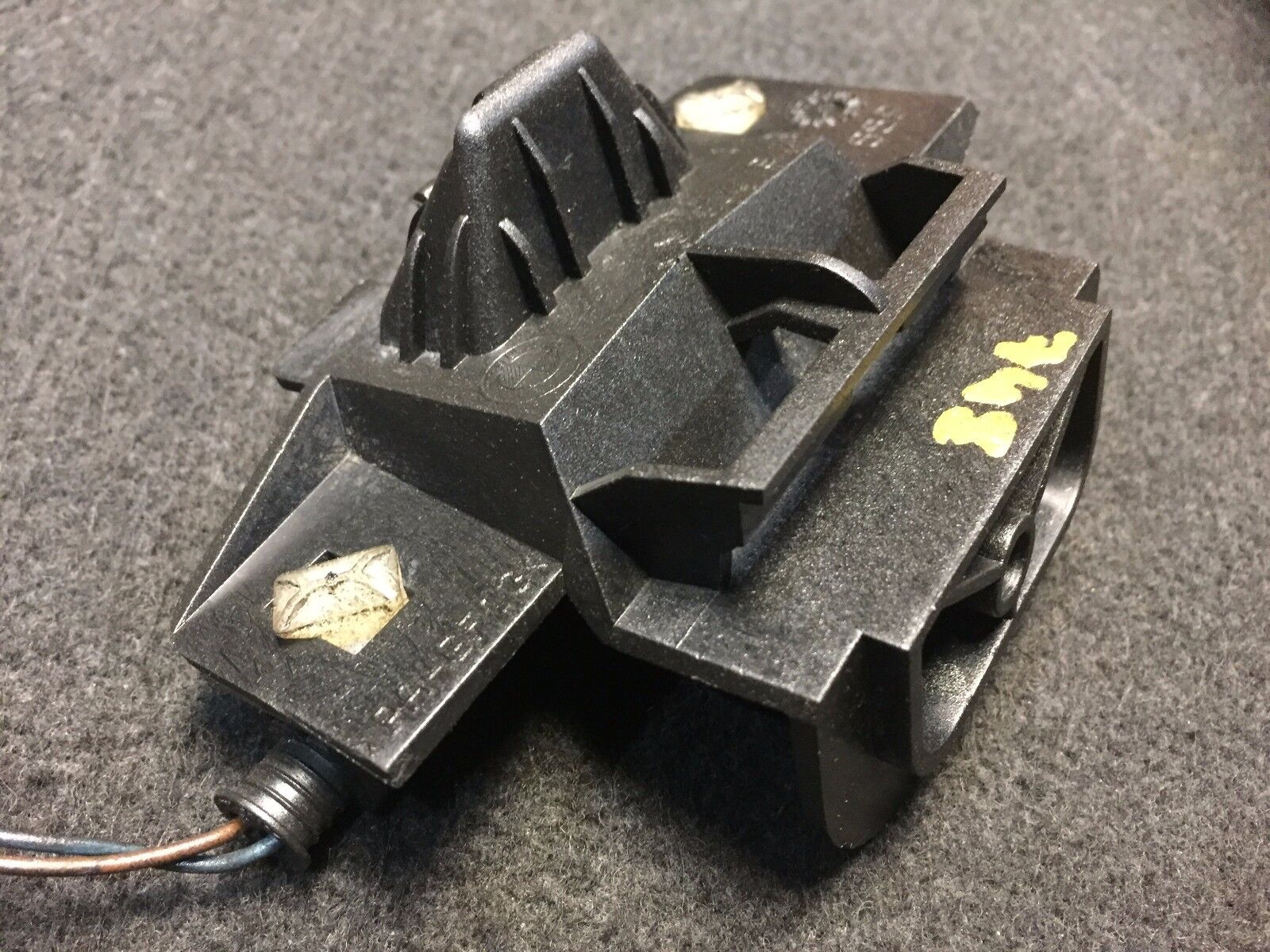 02 03 04 05 BMW E65 E66 Micro Air Housing Mount Bracket Holder 6901647 OEM - Perfect for BMW 7 Series Air Filter Replacement & Engine Maintenance