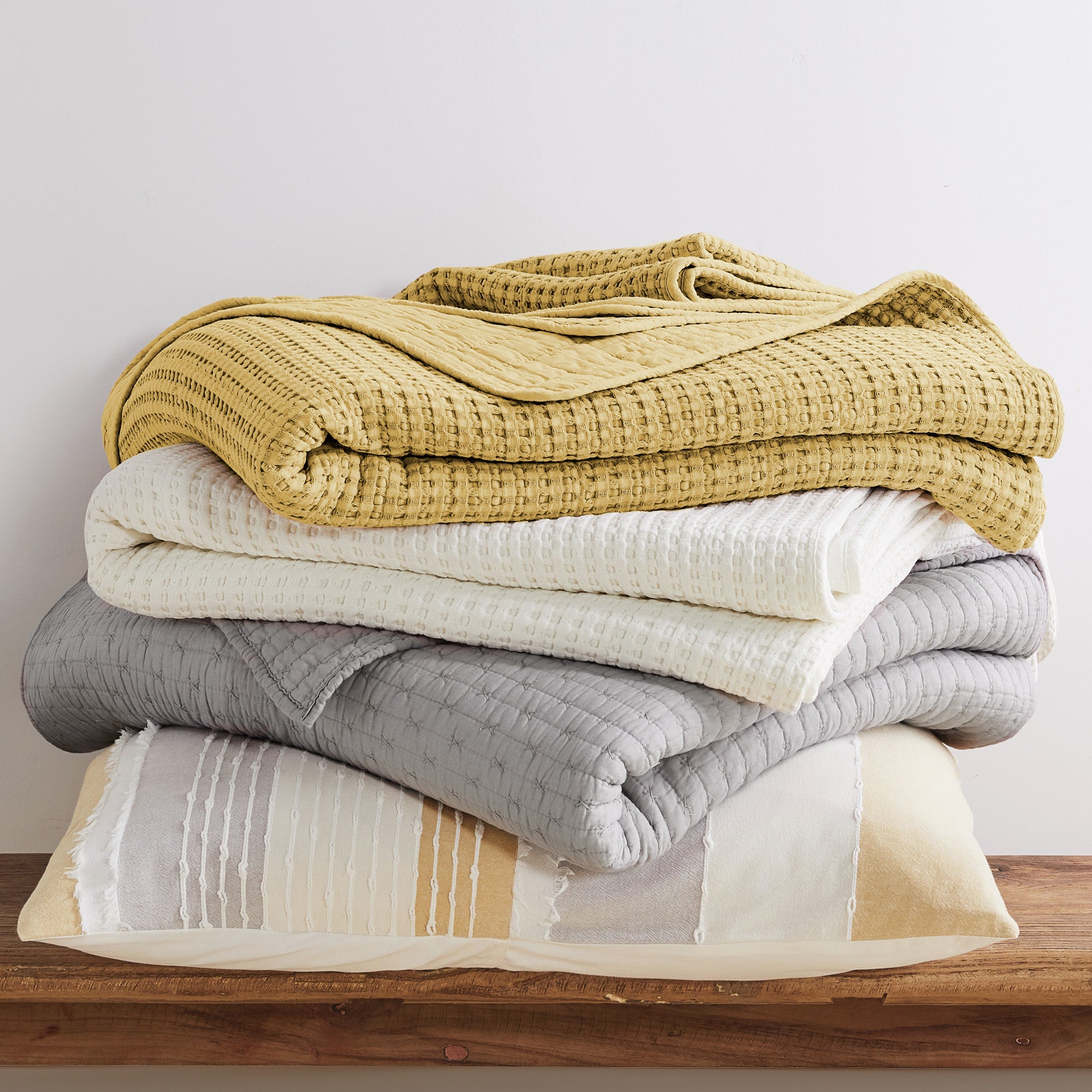 Luxury Mills Waffle Quilt Set - Ultra Soft Bedding Collection for Queen/King Size Beds - Perfect for Cozy Bedrooms, Guest Rooms & Hotel Stays