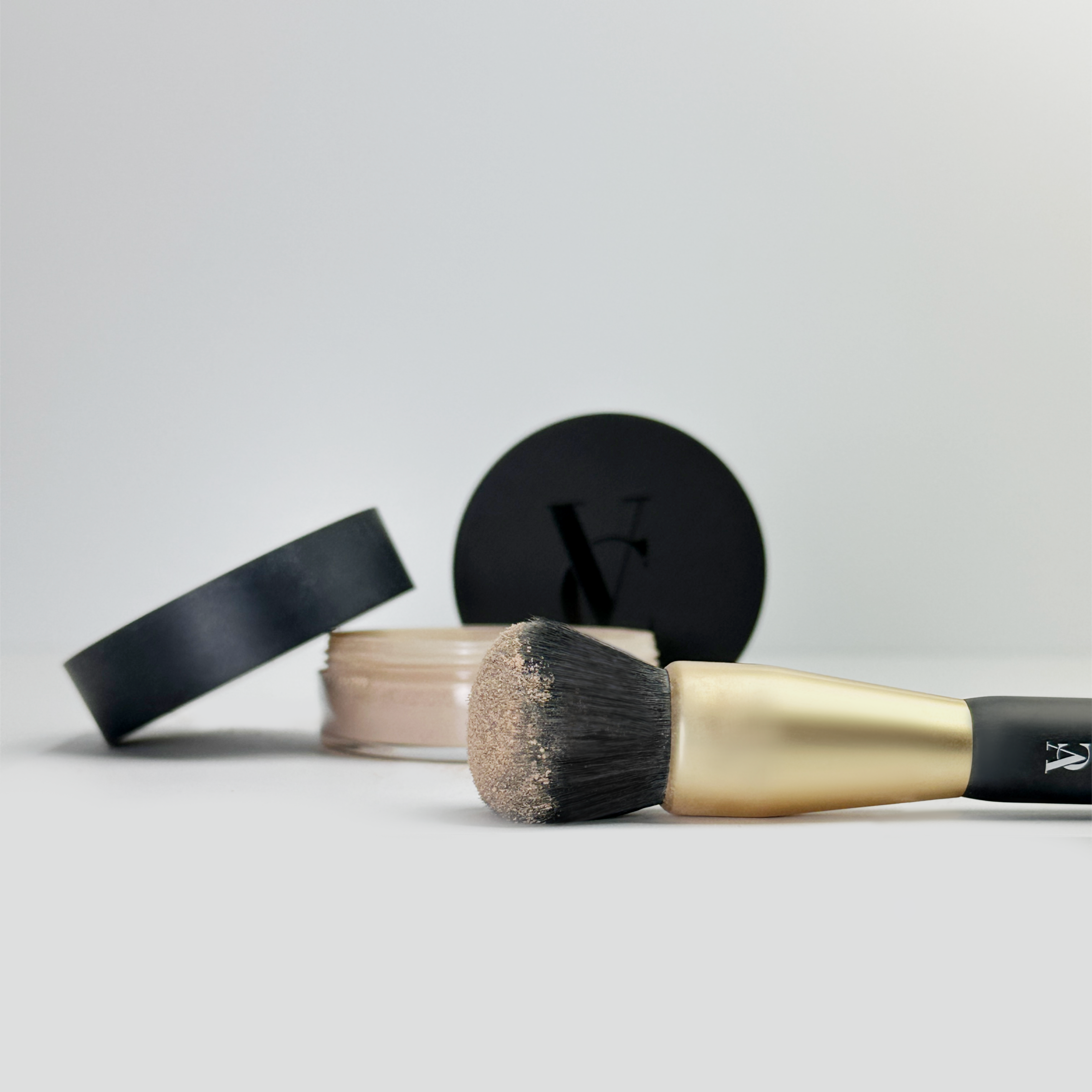 Premium Foundation Brush for Flawless Makeup Application - Soft Synthetic Bristles for Liquid & Powder Cosmetics - Perfect for Daily Use, Professional Makeup Artists & Travel