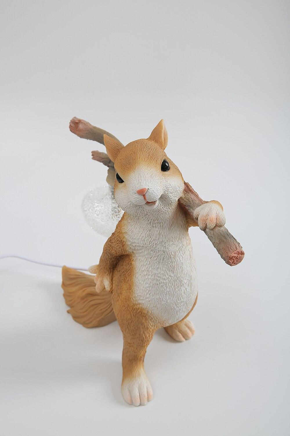 Modern Squirrel-Shaped Table Lamp - Cute Animal Desk Light for Kids Room, Study & Nursery Decor - Perfect Night Light for Bedtime Reading & Cozy Ambience
