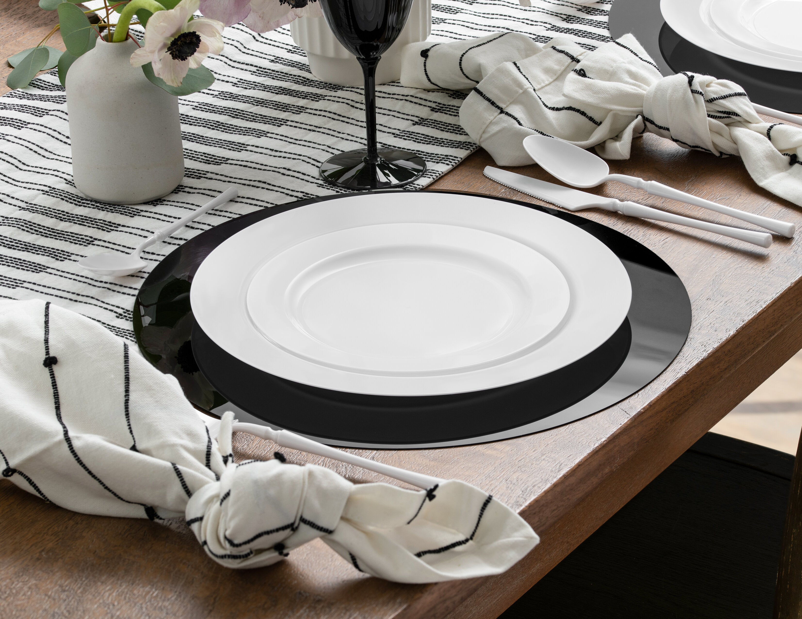 30 Pack White Round Plastic Plates - Durable & Eco-Friendly Disposable Dinner Plates for Parties, Picnics, BBQs & Everyday Use