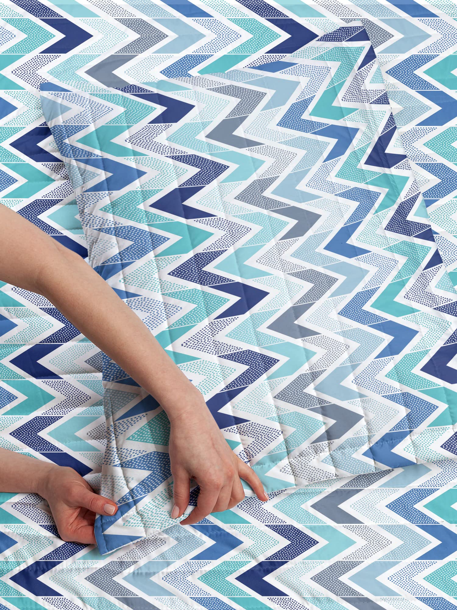 Ambesonne Modern Microfiber Bedspread Set - Doodle Style Dots & Zigzag Pattern King Size Blue White | Soft Bedding with Pillow Shams & Comforter | Perfect for Contemporary Bedrooms & Guest Rooms