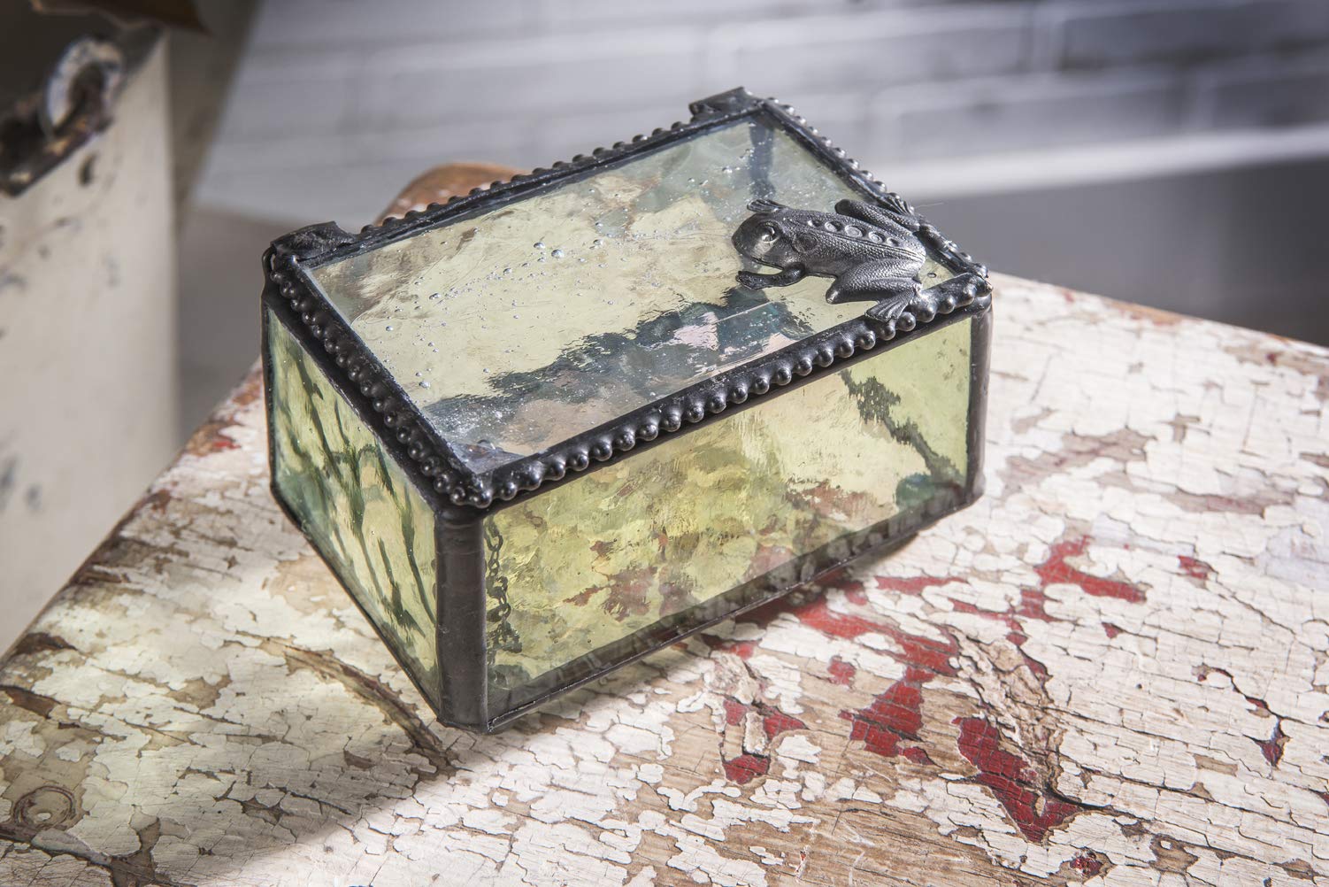 J Devlin - Elegant Decorative Glass Jewelry Box with Frog Accent for Keepsakes, Rings & Trinkets - Perfect for Gift Giving, Dresser Display & Home Decor - Box 174