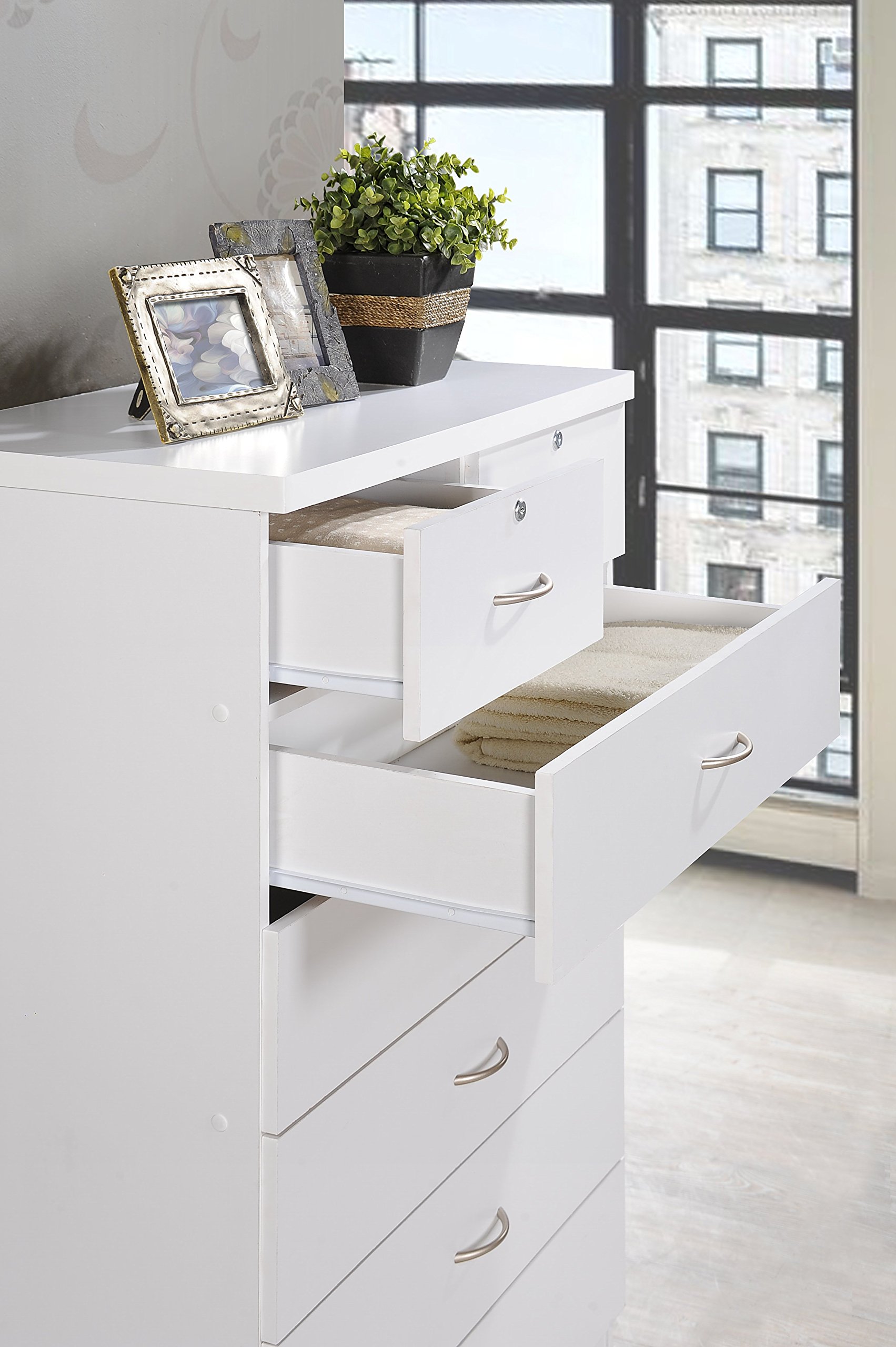 HODEDAH 7-Drawer Wood Dresser for Bedroom - 31.5 Inch Wide Chest of Drawers with Locking Top Drawers - White Storage Organizer for Clothes, Bedroom Furniture & Home Organization