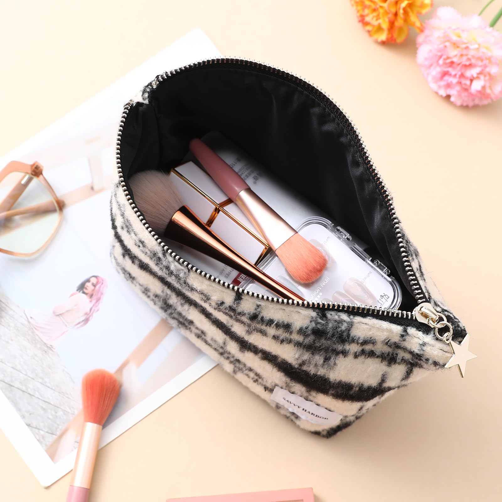 Elegant Beige Checkered Makeup Bag with Zipper - Roomy Travel Cosmetic Organizer & Toiletry Pouch for Women | Perfect Gift for Travel, Gym, and Daily Beauty Storage