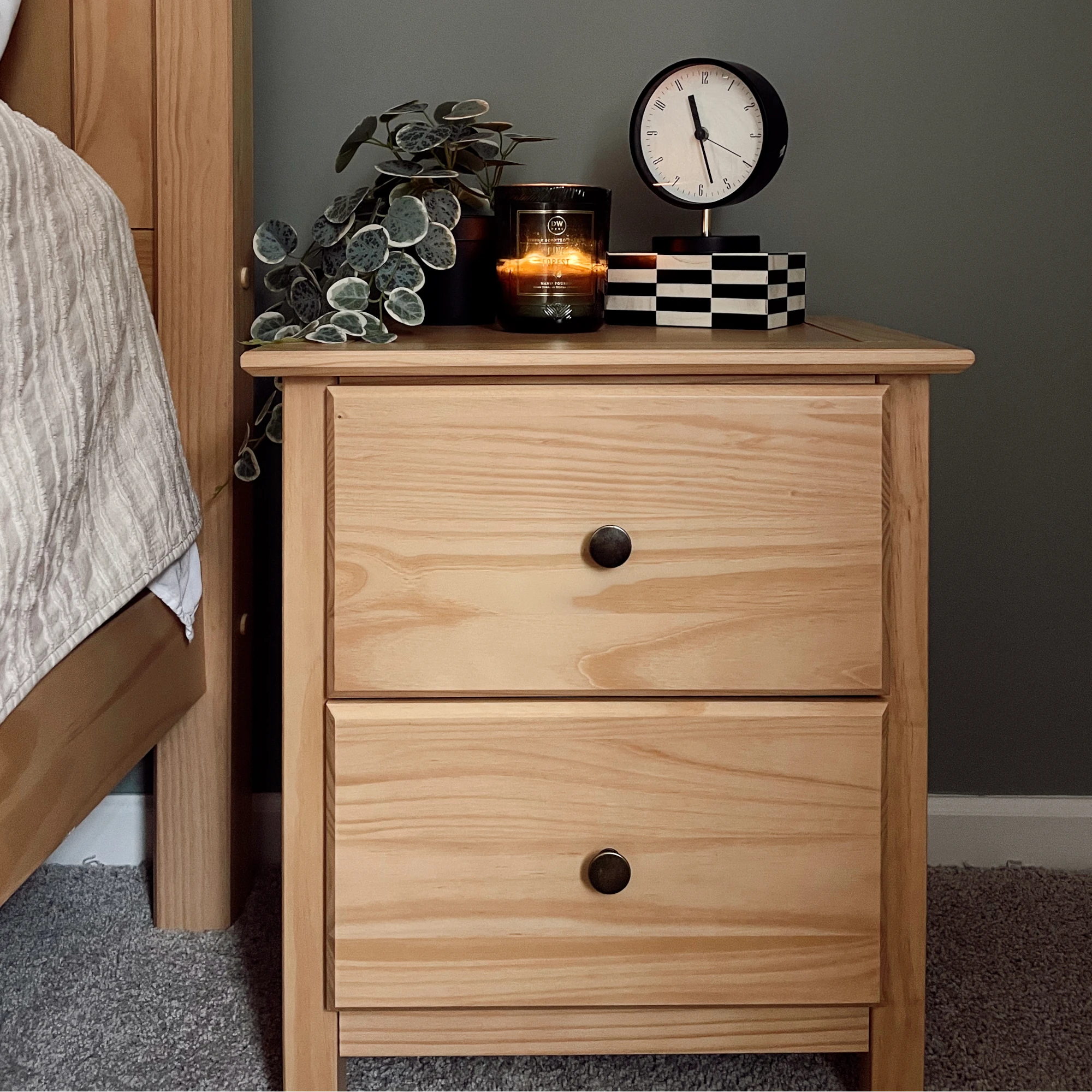 Modern Wooden Shaker 2-Drawer Nightstand - Bedside Table with Storage for Bedroom, Living Room & Guest Room - Compact Nightstand with Smooth Gliding Drawers for Home Decor