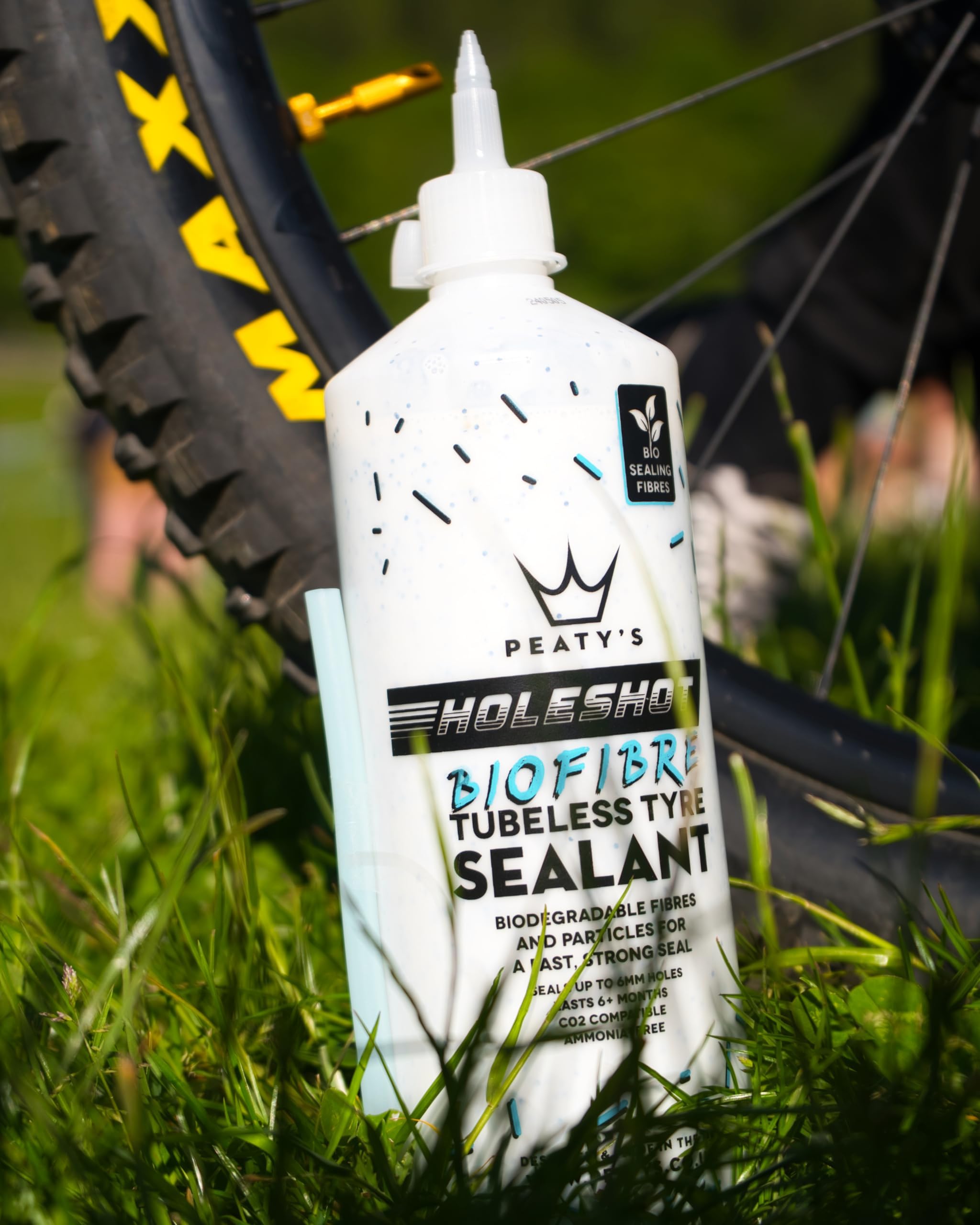 Peaty's Holeshot Biofibre Tubeless Tire Sealant - Fast Acting Puncture Repair for Mountain, Road & Gravel Bikes - Prevents Flat Tires for Off-Road, Commuting & Adventure Cycling