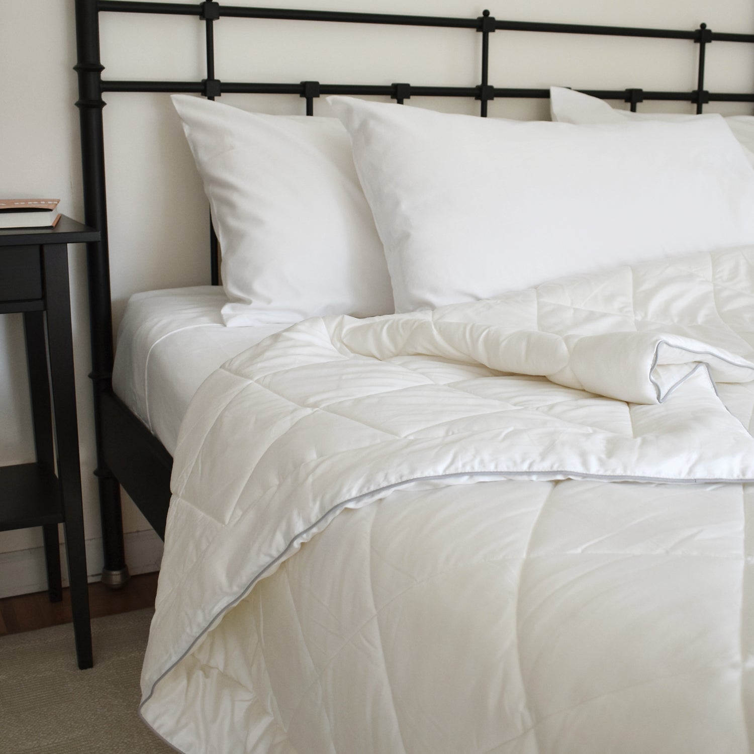 Premium 100% Natural Wool Comforter - Queen Size, Hypoallergenic & Temperature Regulating for All-Season Comfort - Perfect for Cold Winters & Cozy Bedroom Decor
