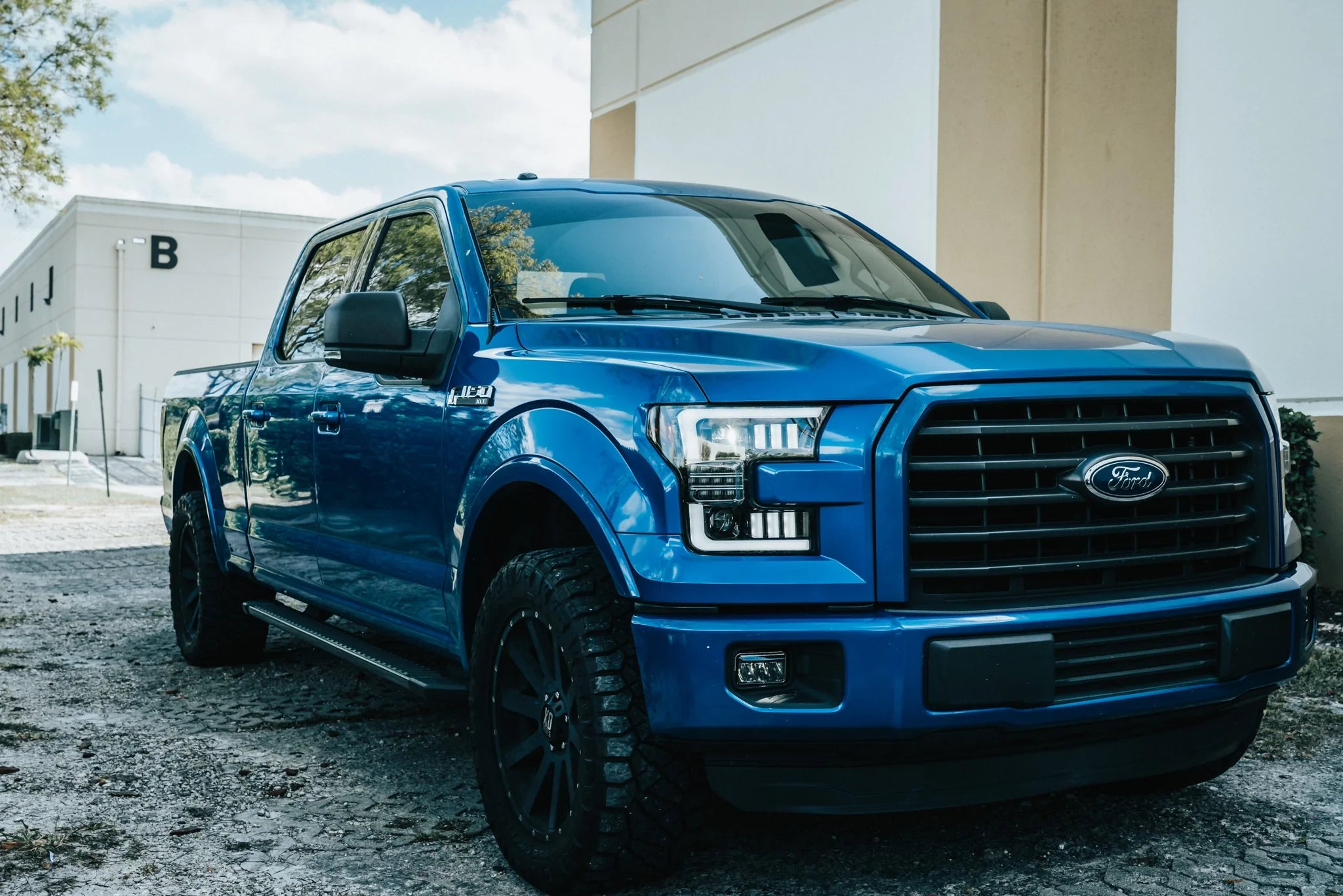 Ford F150 2015-2017 Projector Headlights - Smoked Black Lens LED Headlight Assembly - Upgrade Your Truck Lighting for Night Driving & Off-Road Adventures