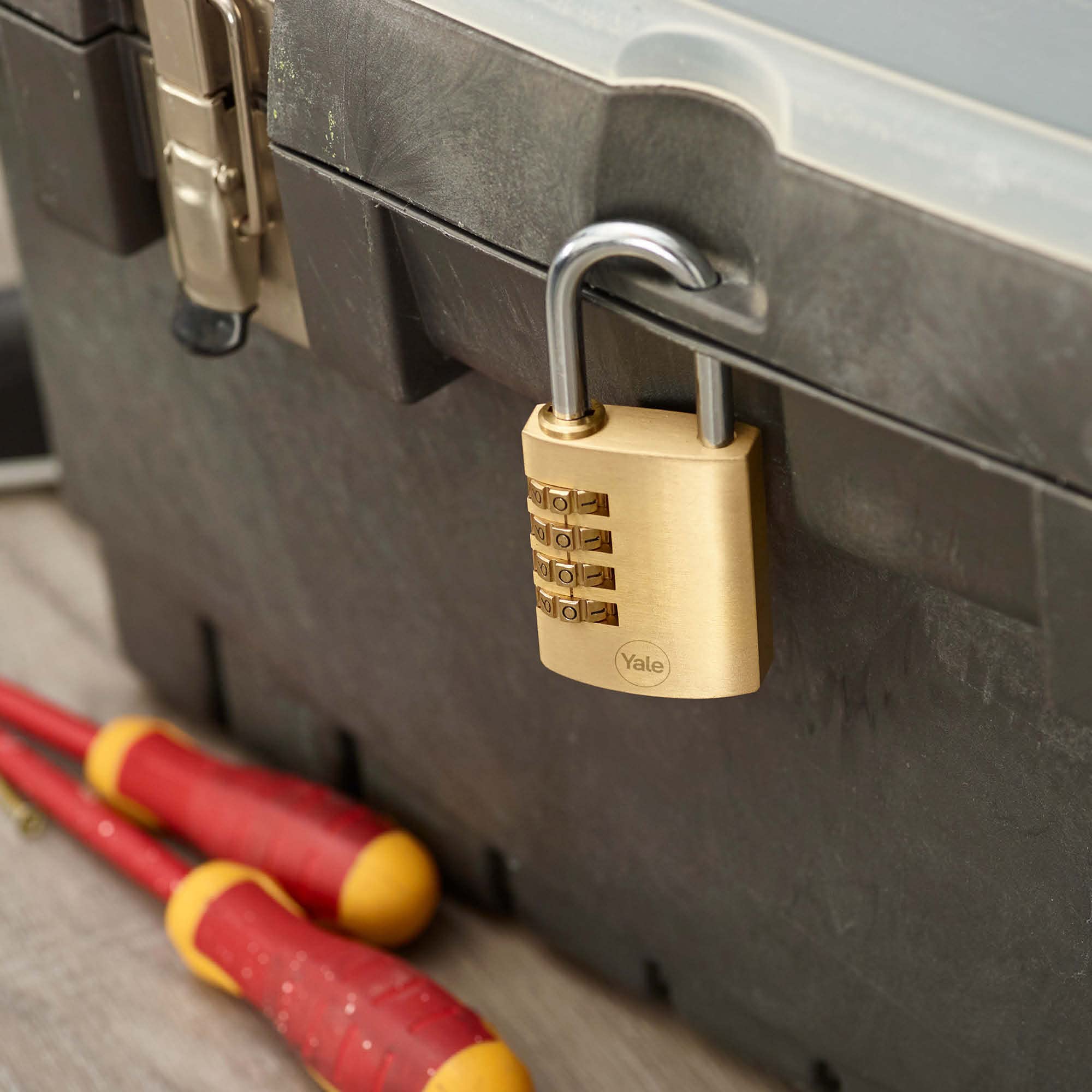 Yale Y150B/40/130/1 Brass Combination Padlock - 40mm Standard Security Lock with 4-Dial Open Steel Shackle - Perfect for Lockers, Toolboxes & Storage Units