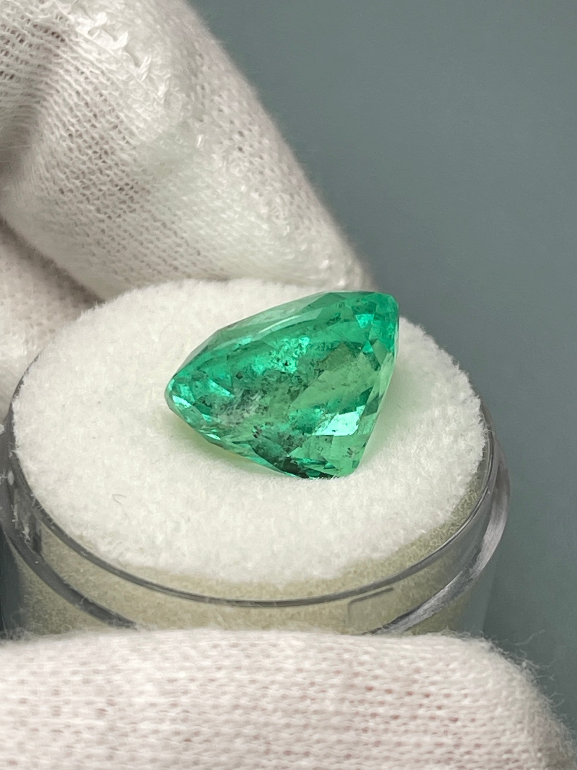 9.89 Carat 14x12mm Spring Green Natural Loose Colombian Emerald Cushion Cut Gemstone for Jewelry Making, Engagement Rings & Luxury Gifts